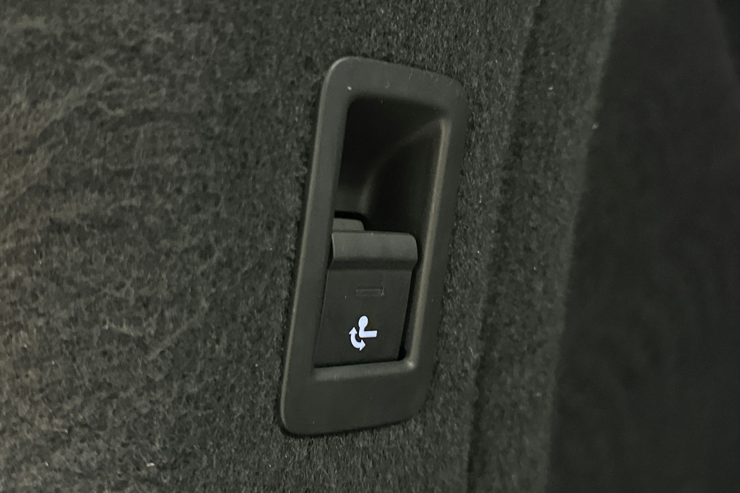 valkoinen Audi A4 2023 kuva 19.