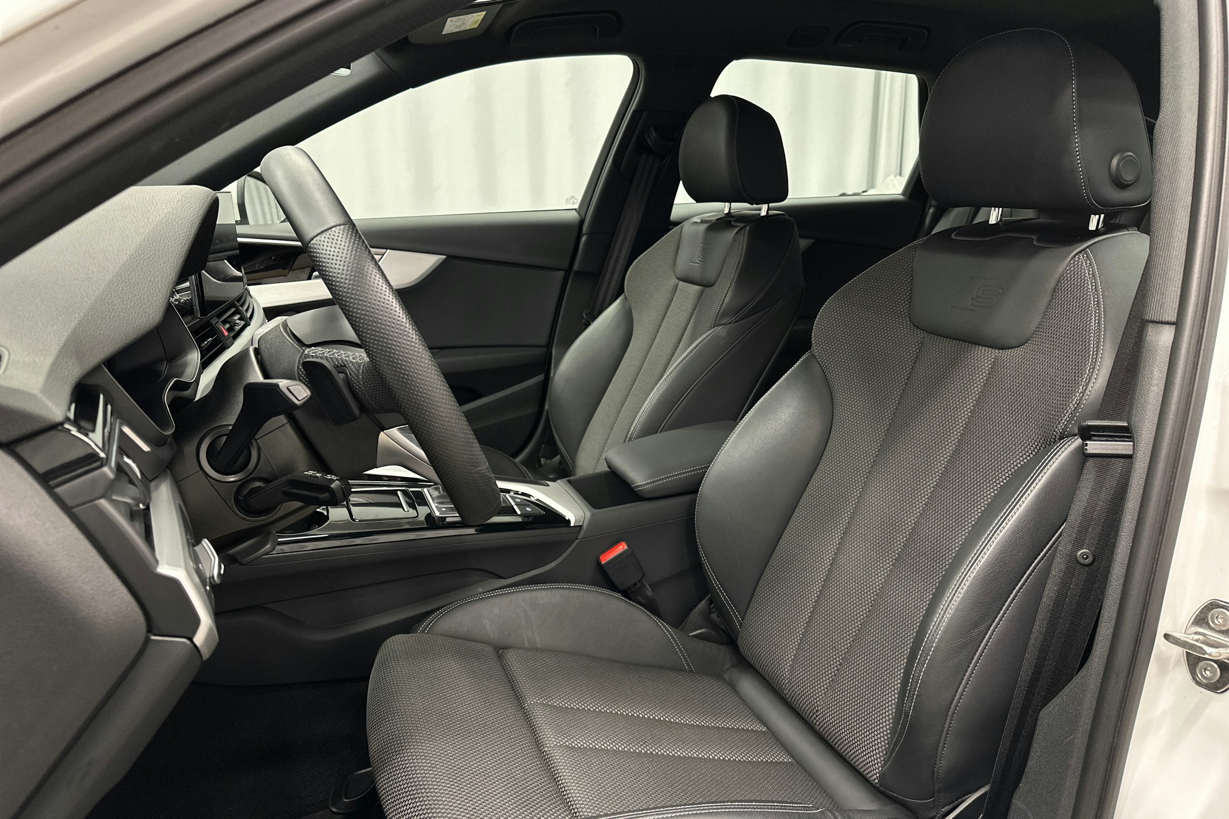 valkoinen Audi A4 2023 kuva 21.
