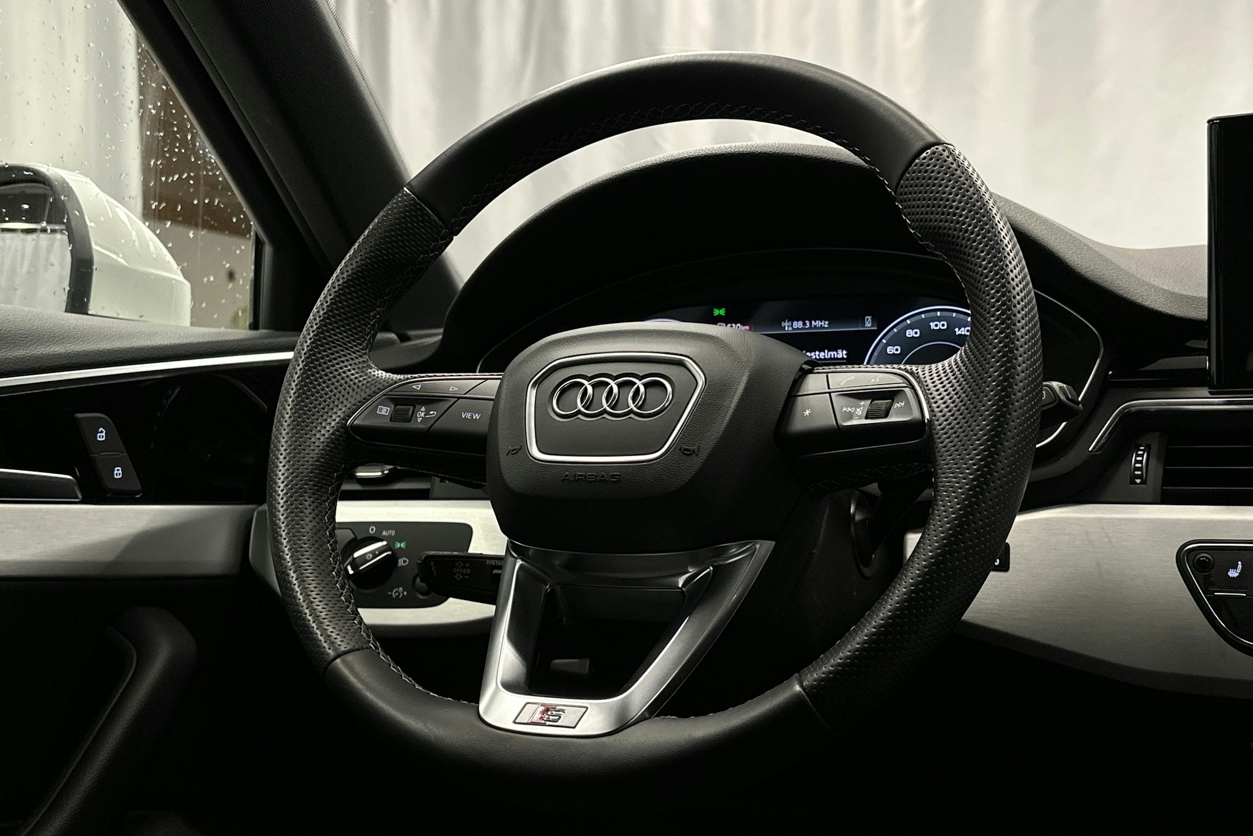 valkoinen Audi A4 2023 kuva 22.