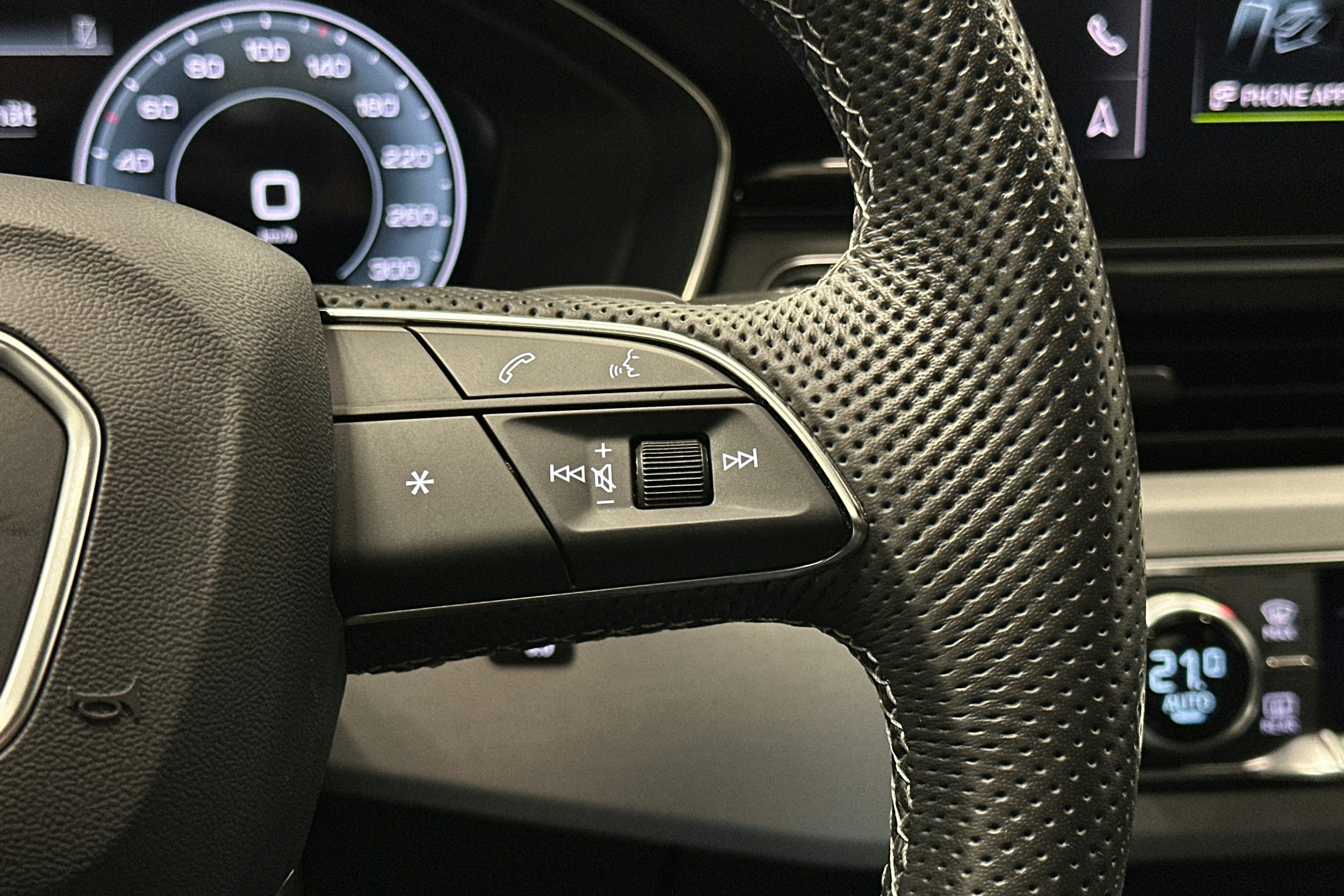 valkoinen Audi A4 2023 kuva 24.