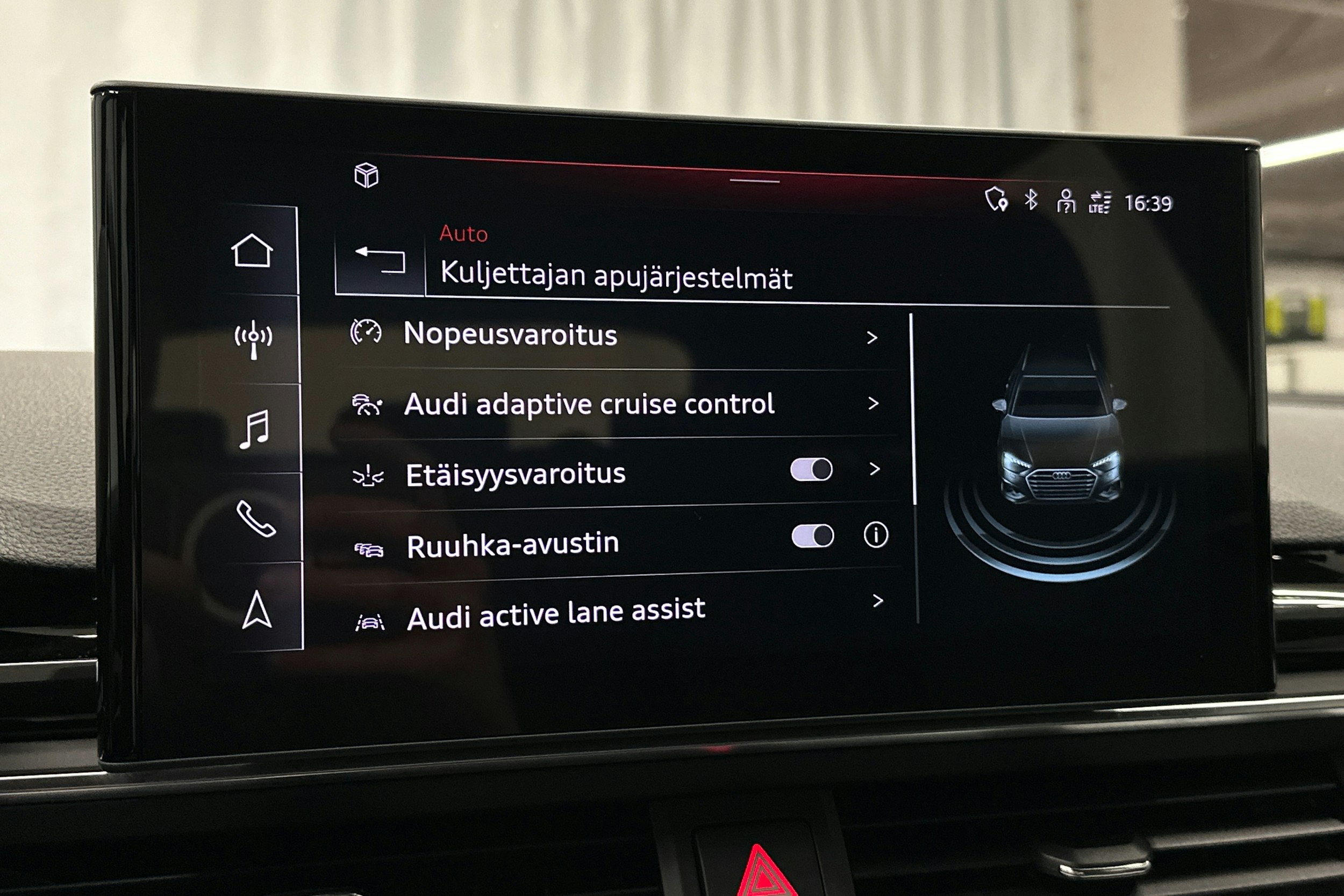 valkoinen Audi A4 2023 kuva 29.