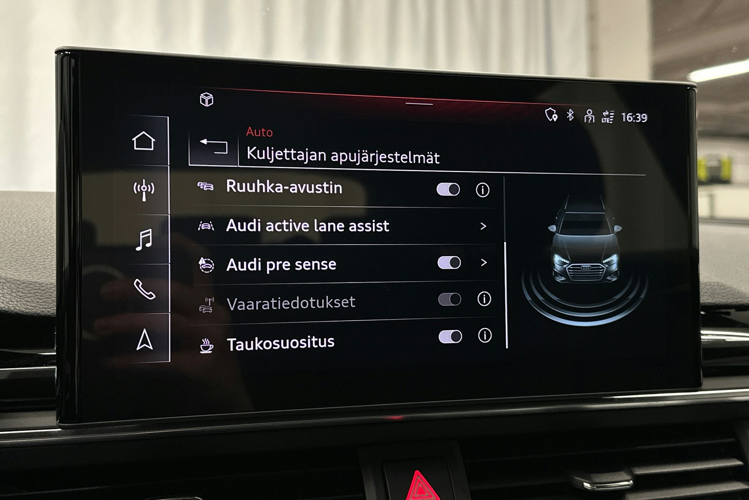 valkoinen Audi A4 2023 kuva 30.