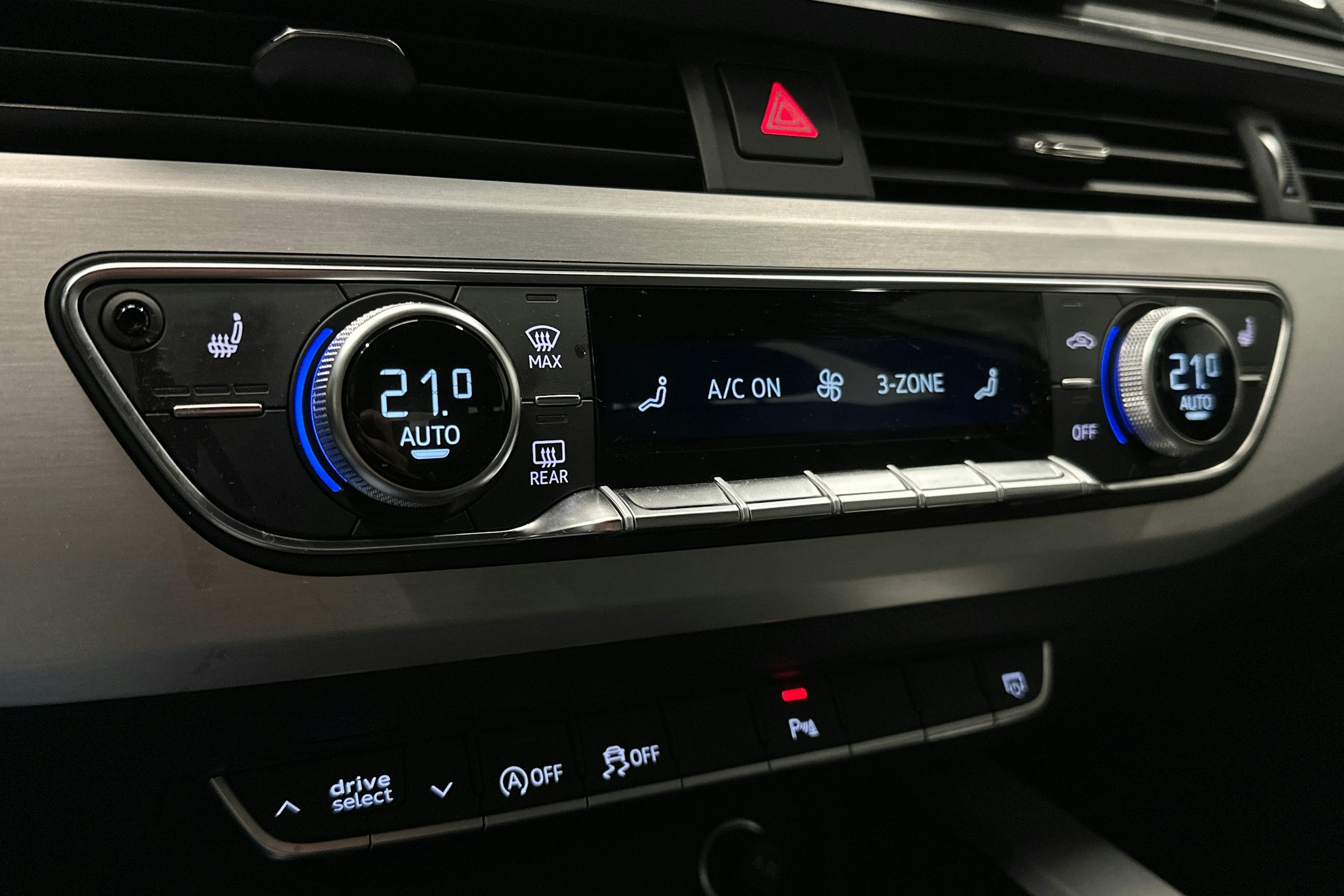 valkoinen Audi A4 2023 kuva 32.