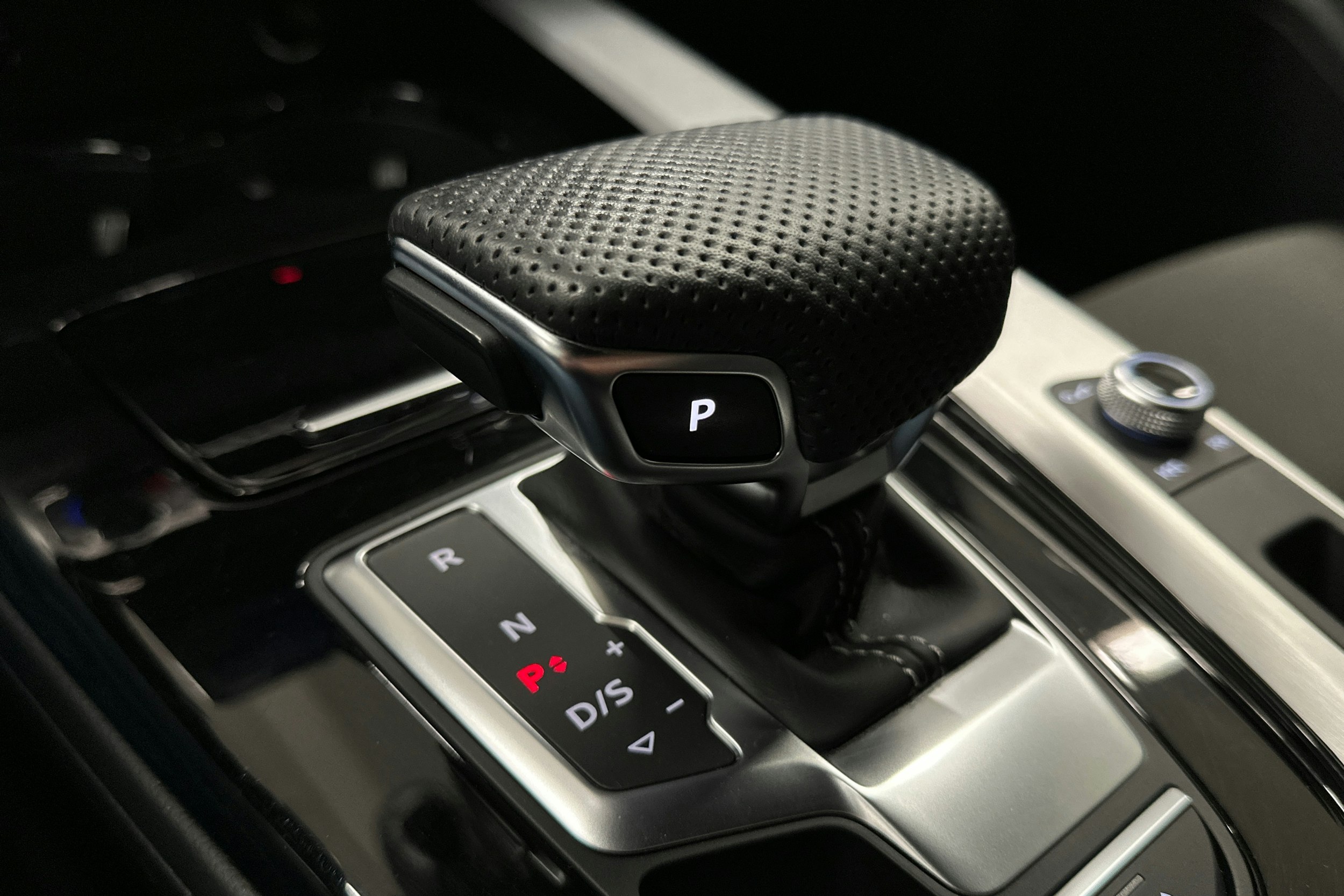 valkoinen Audi A4 2023 kuva 33.