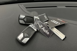 valkoinen Audi A4 2023 kuva 34.