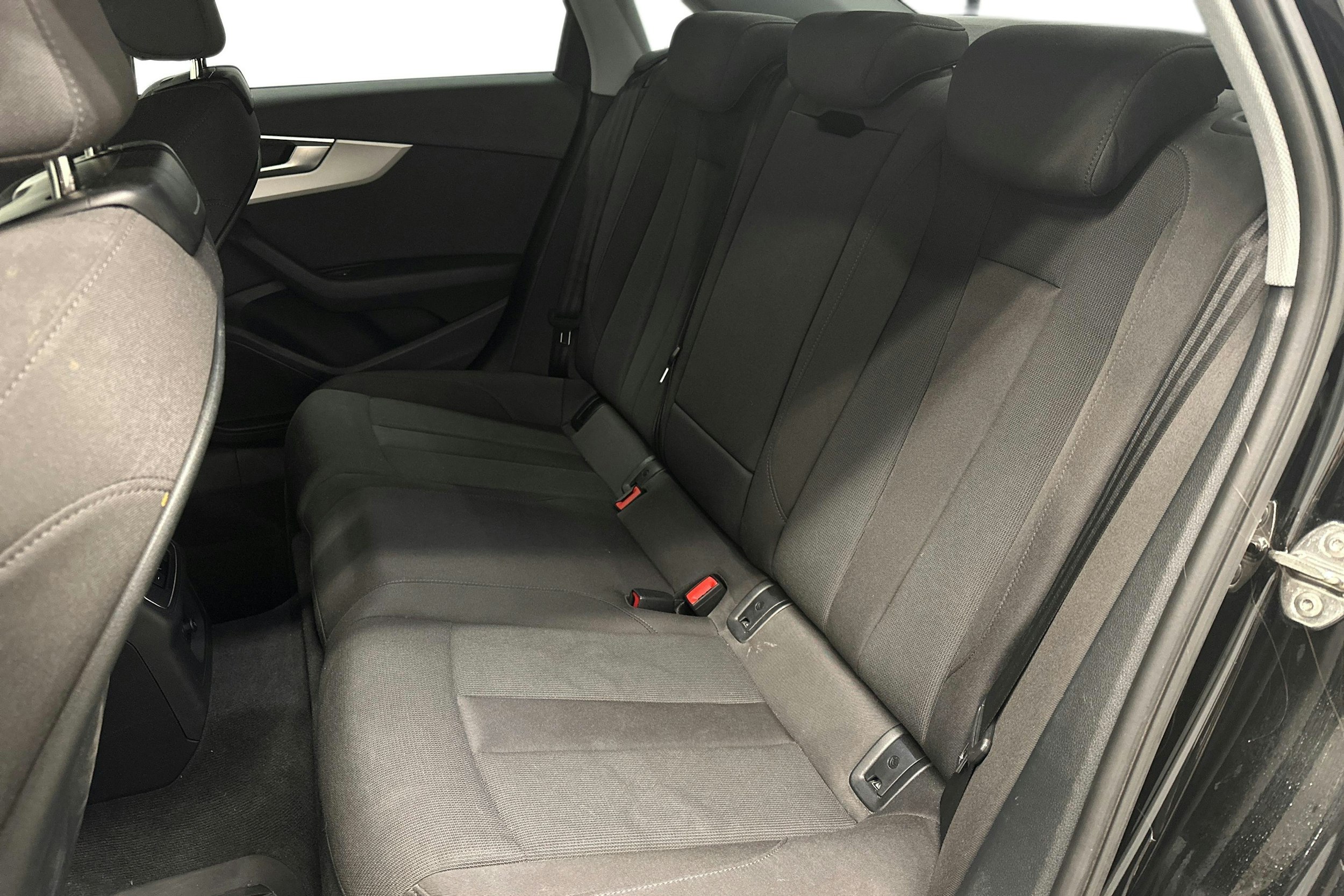 musta Audi A4 2023 kuva 10.