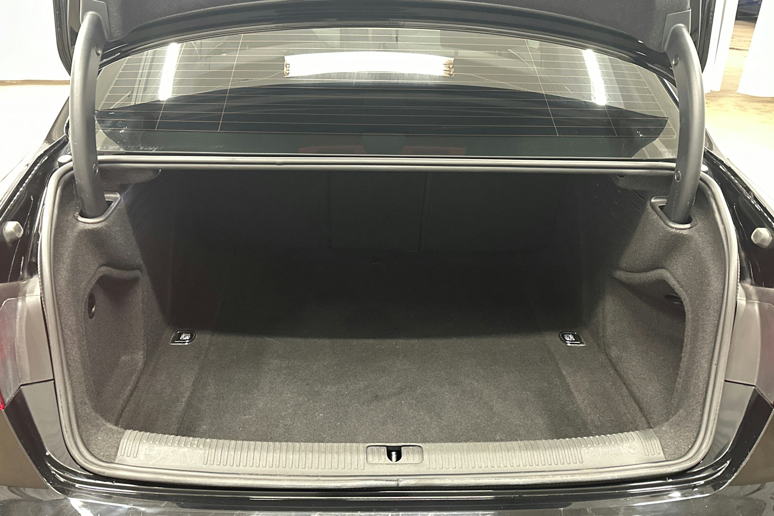 musta Audi A4 2023 kuva 14.