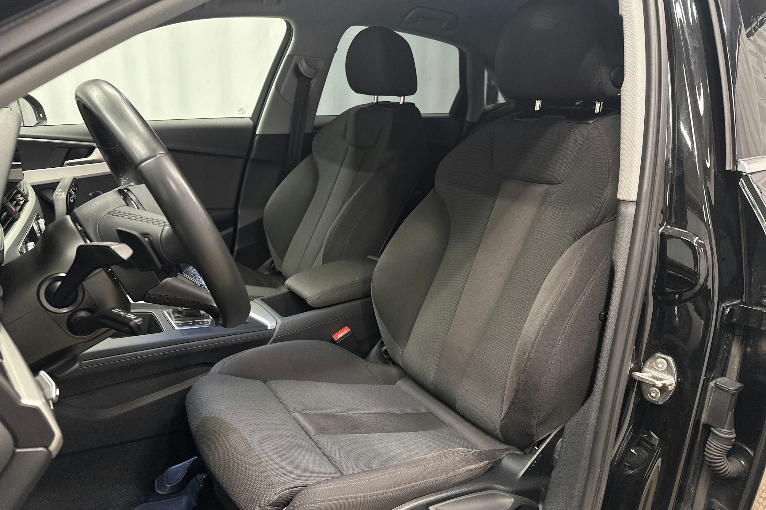 musta Audi A4 2023 kuva 15.