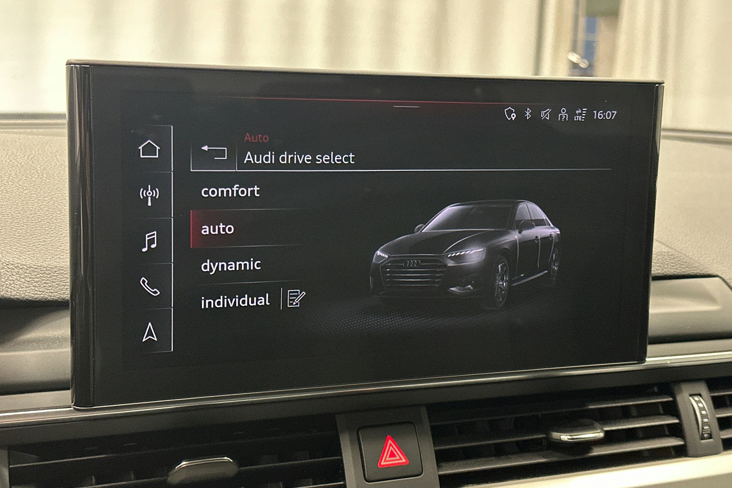 musta Audi A4 2023 kuva 23.