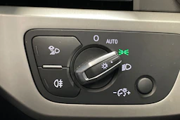 sininen Audi A4 2023 kuva 22.
