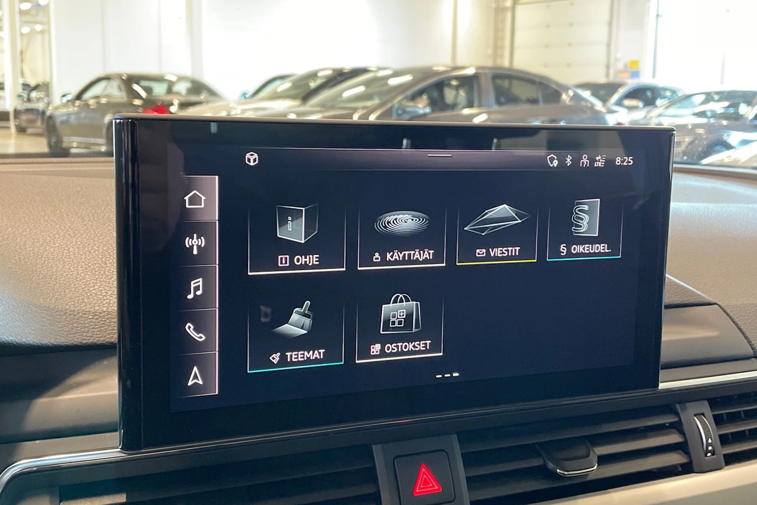 sininen Audi A4 2023 kuva 26.