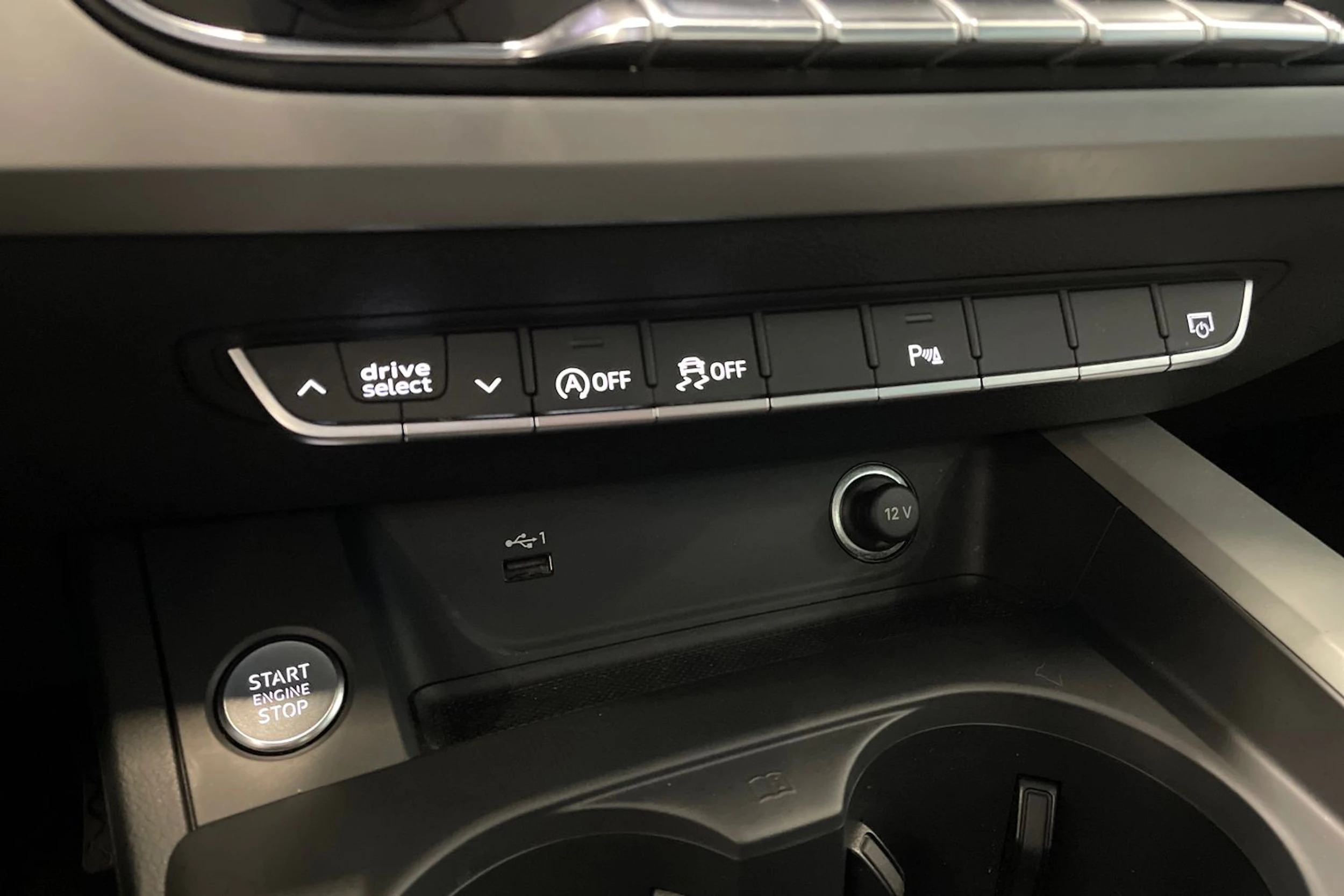 sininen Audi A4 2023 kuva 36.