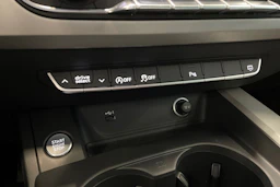 sininen Audi A4 2023 kuva 36.
