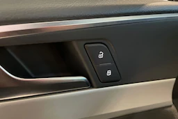 sininen Audi A4 2023 kuva 40.