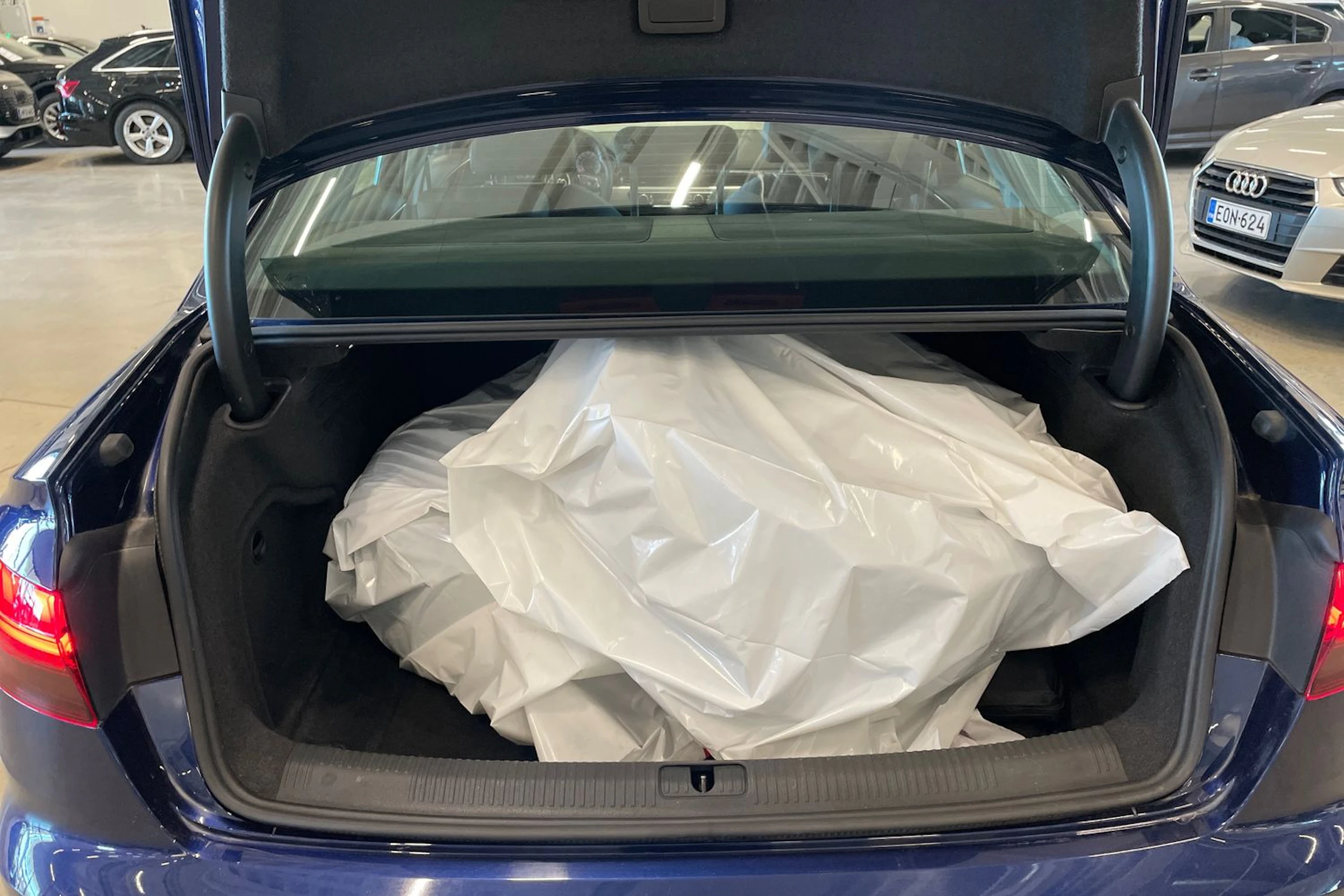 sininen Audi A4 2023 kuva 42.