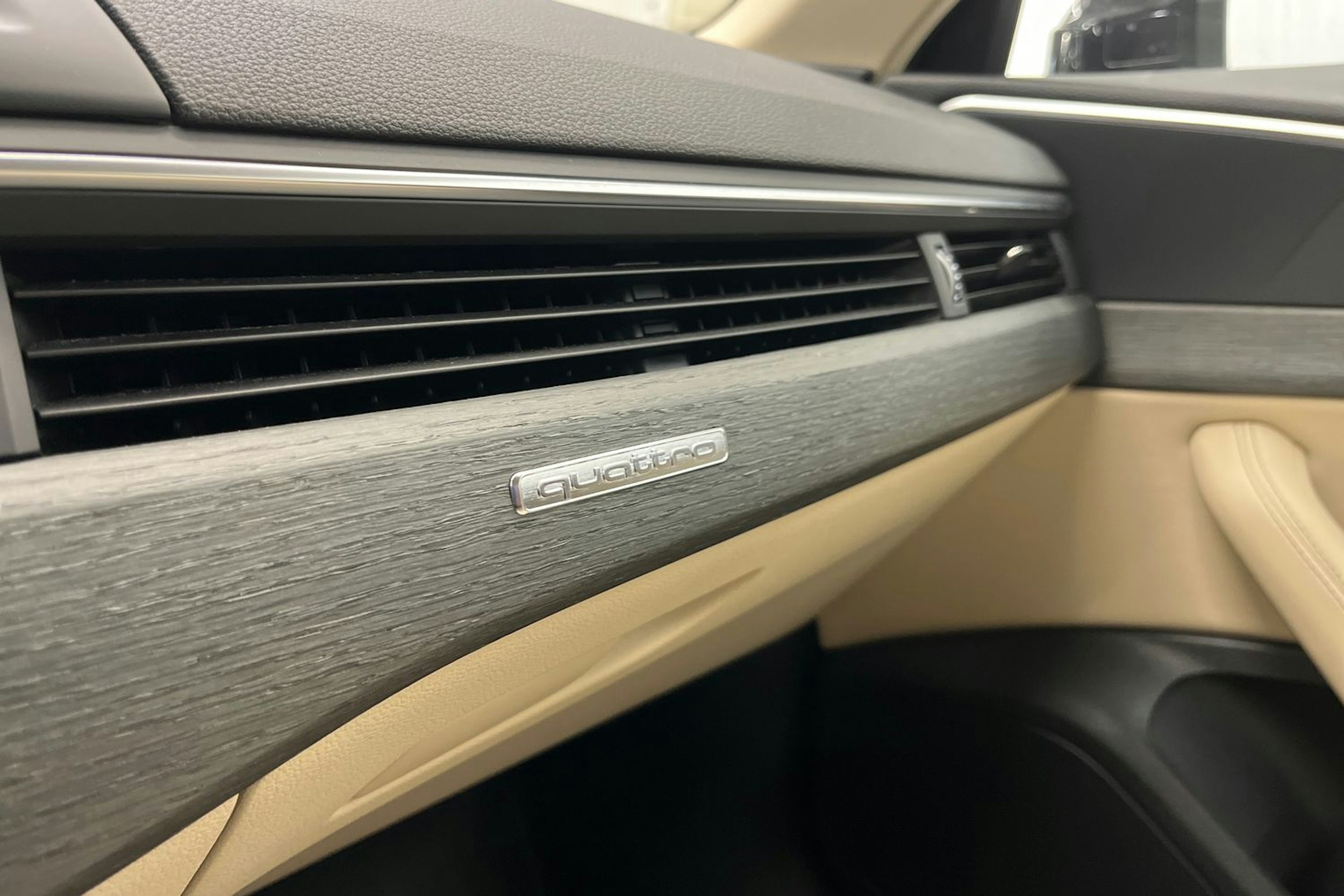 musta Audi A4 2023 kuva 16.