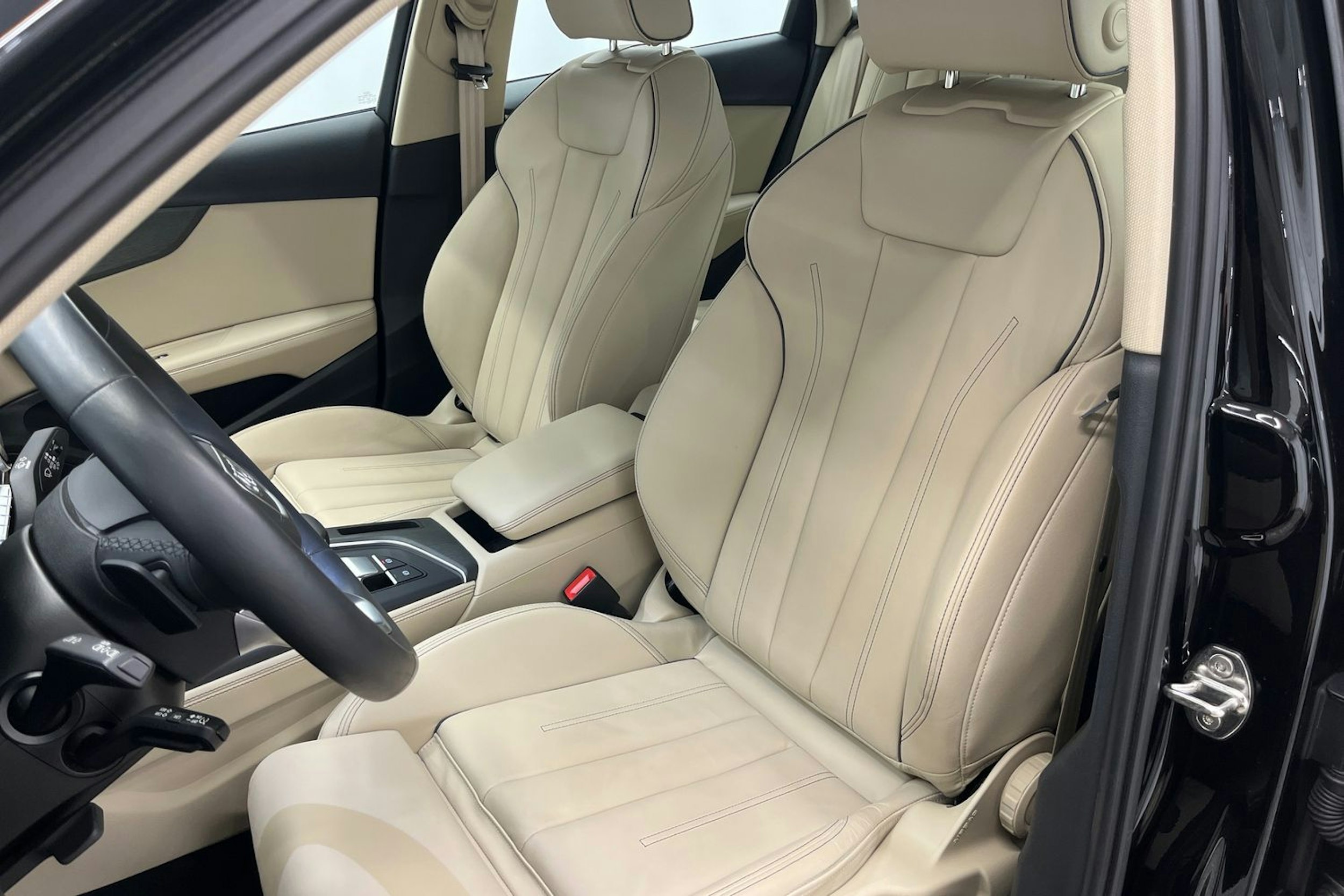 musta Audi A4 2023 kuva 17.