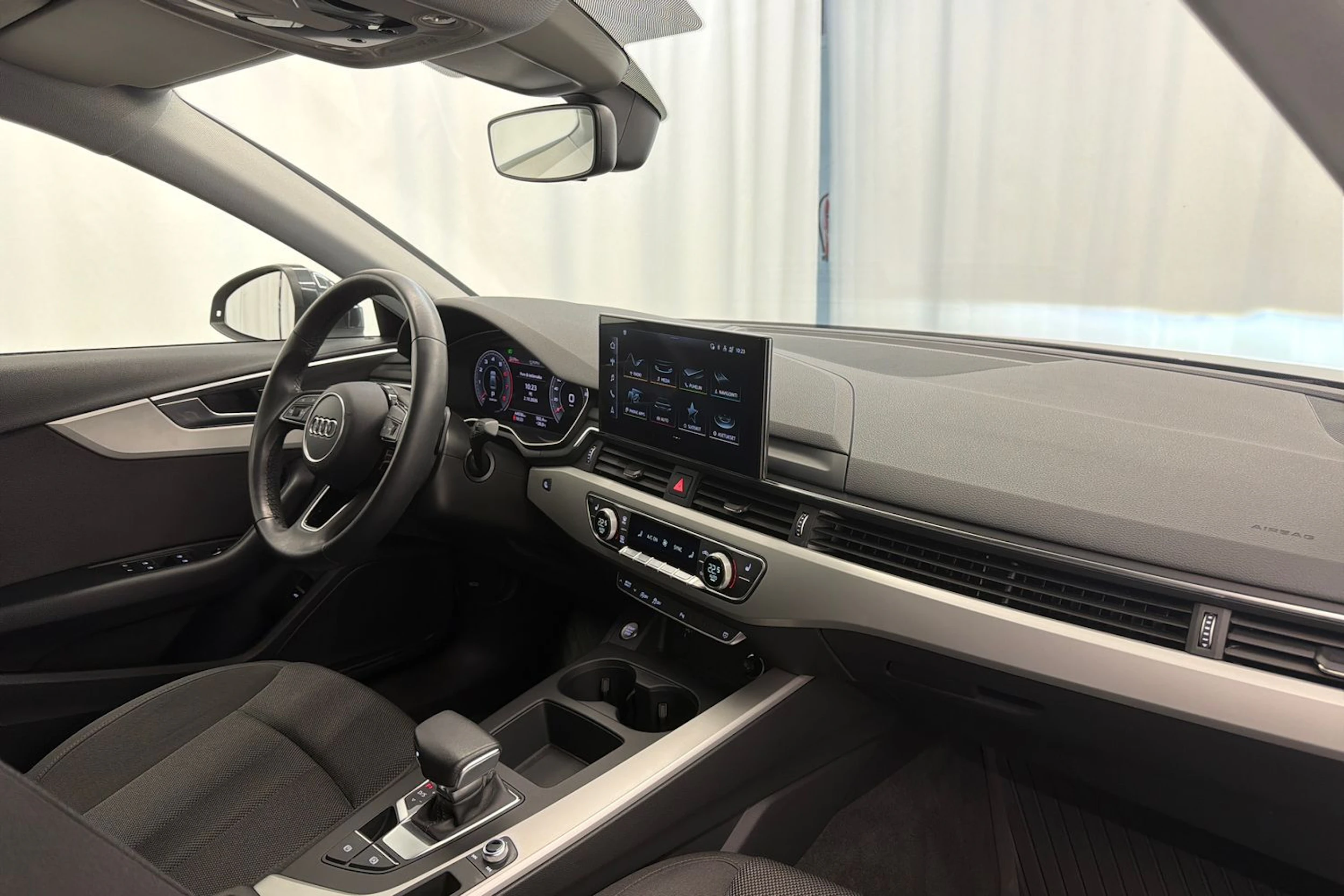 met. harmaa Audi A4 2023 kuva 28.