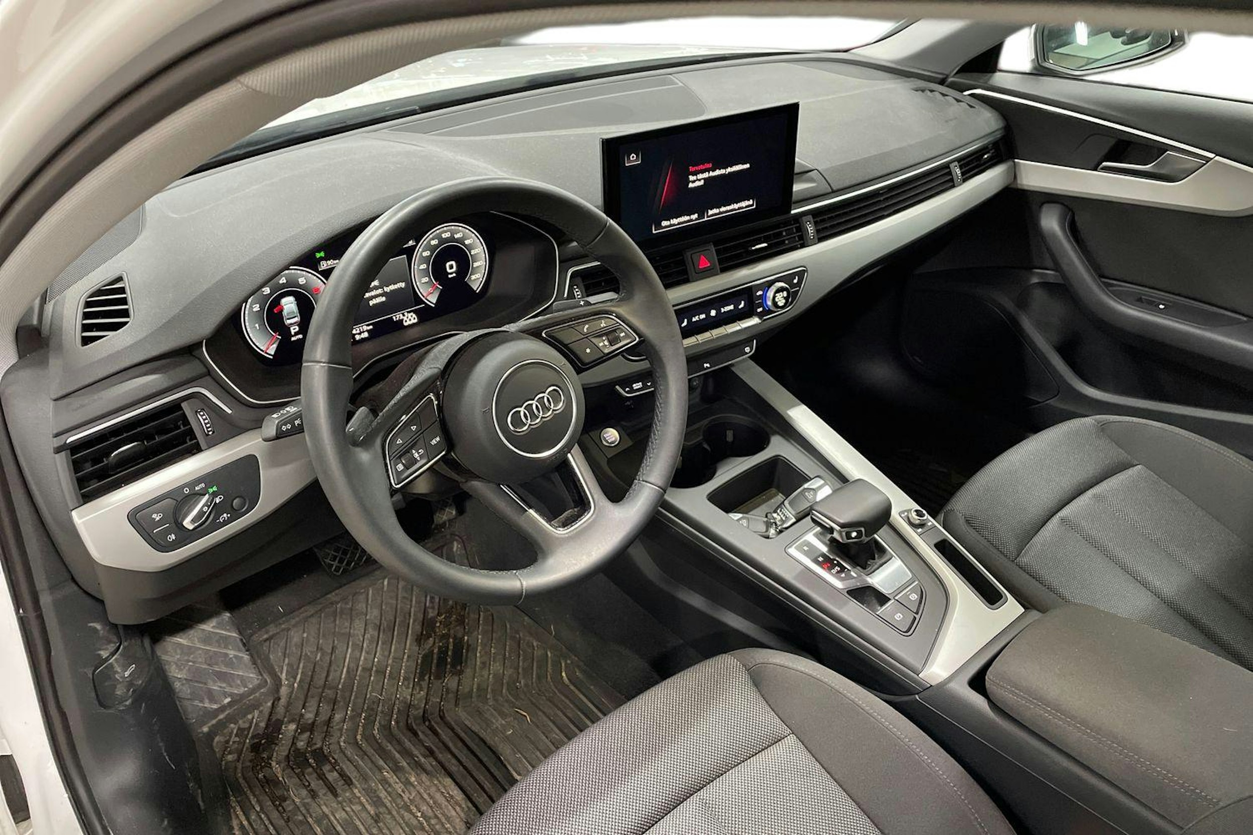 Valkoinen Audi A4 2023 kuva 7.