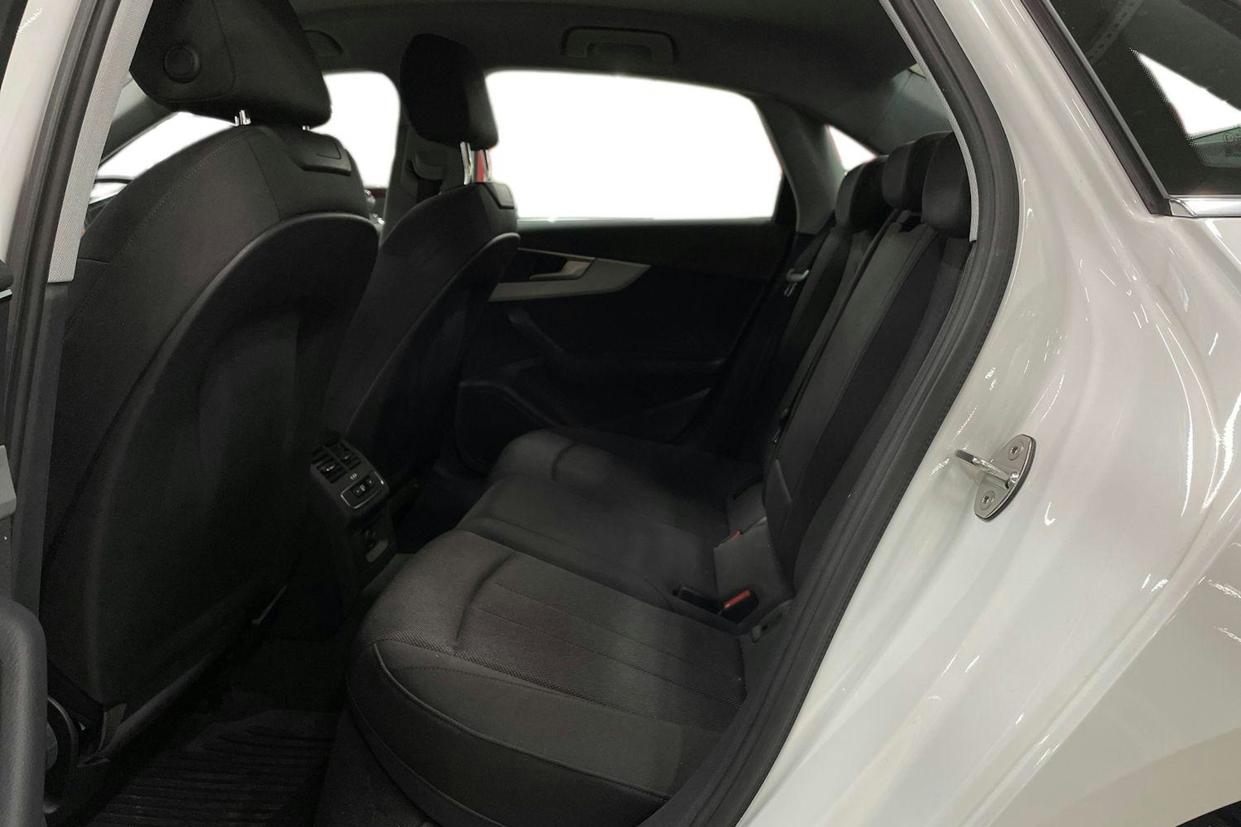 Valkoinen Audi A4 2023 kuva 10.