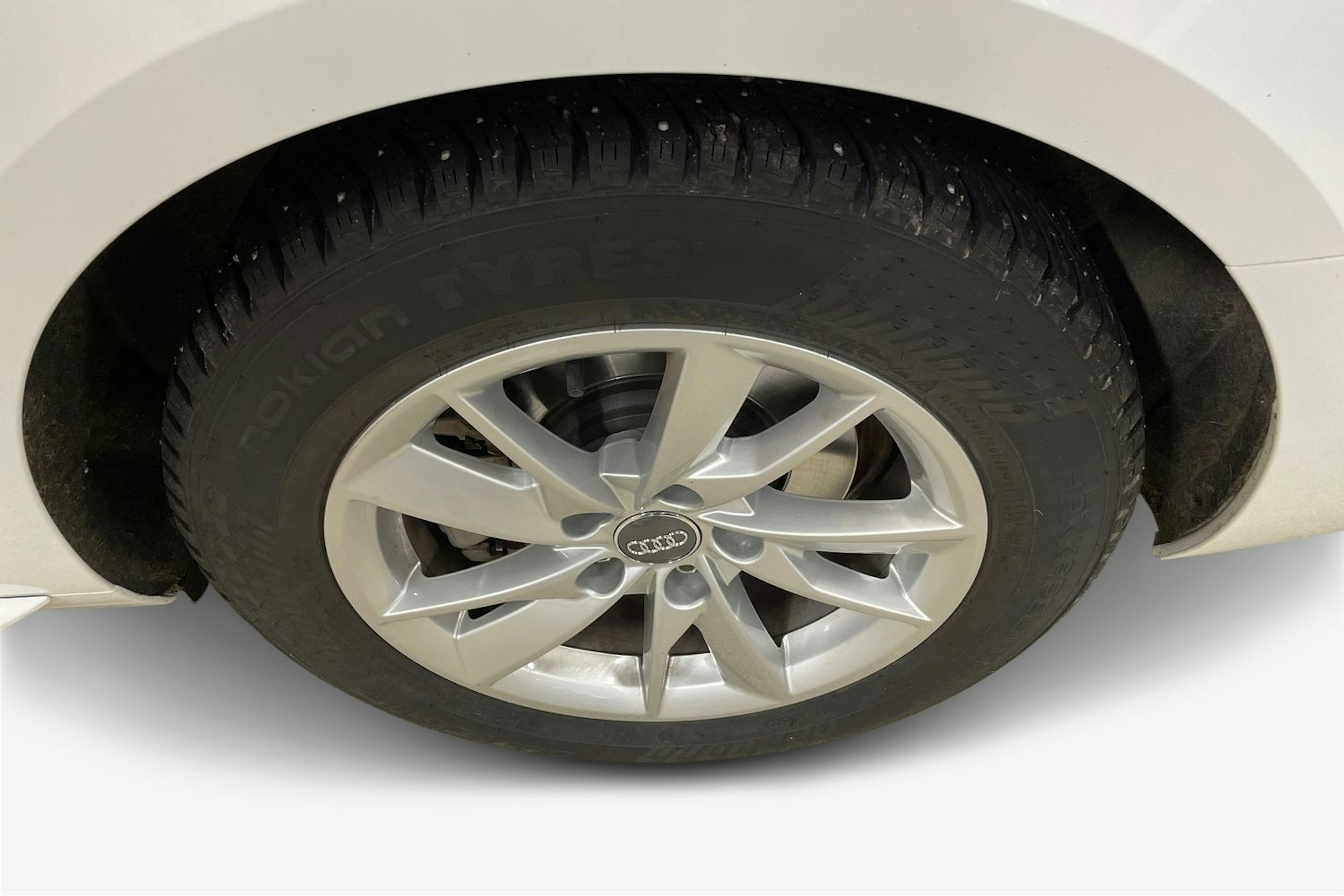 Valkoinen Audi A4 2023 kuva 11.