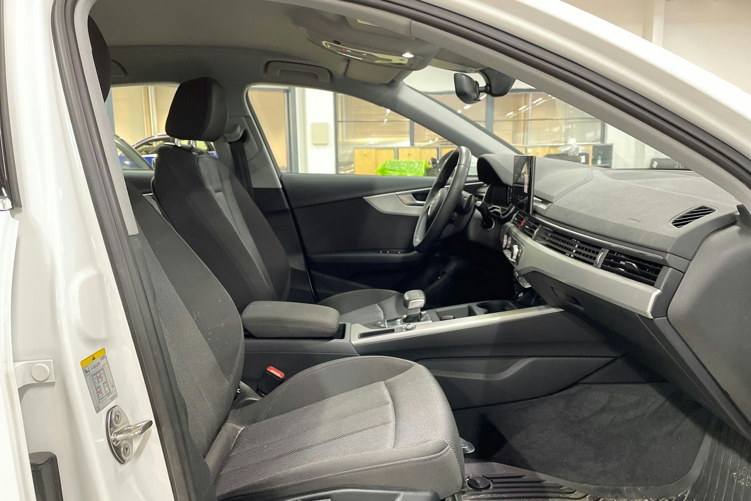 Valkoinen Audi A4 2023 kuva 14.