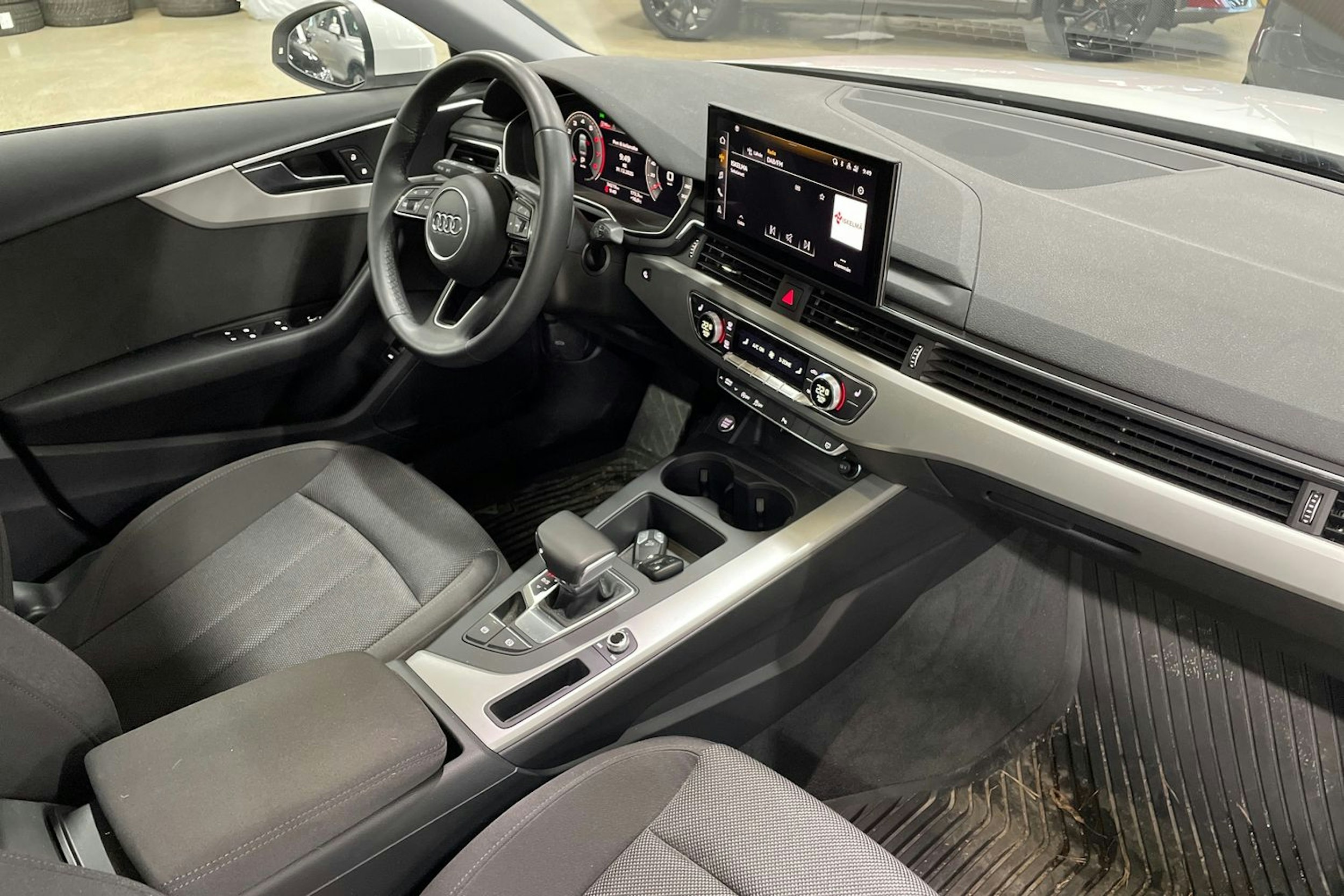 Valkoinen Audi A4 2023 kuva 15.