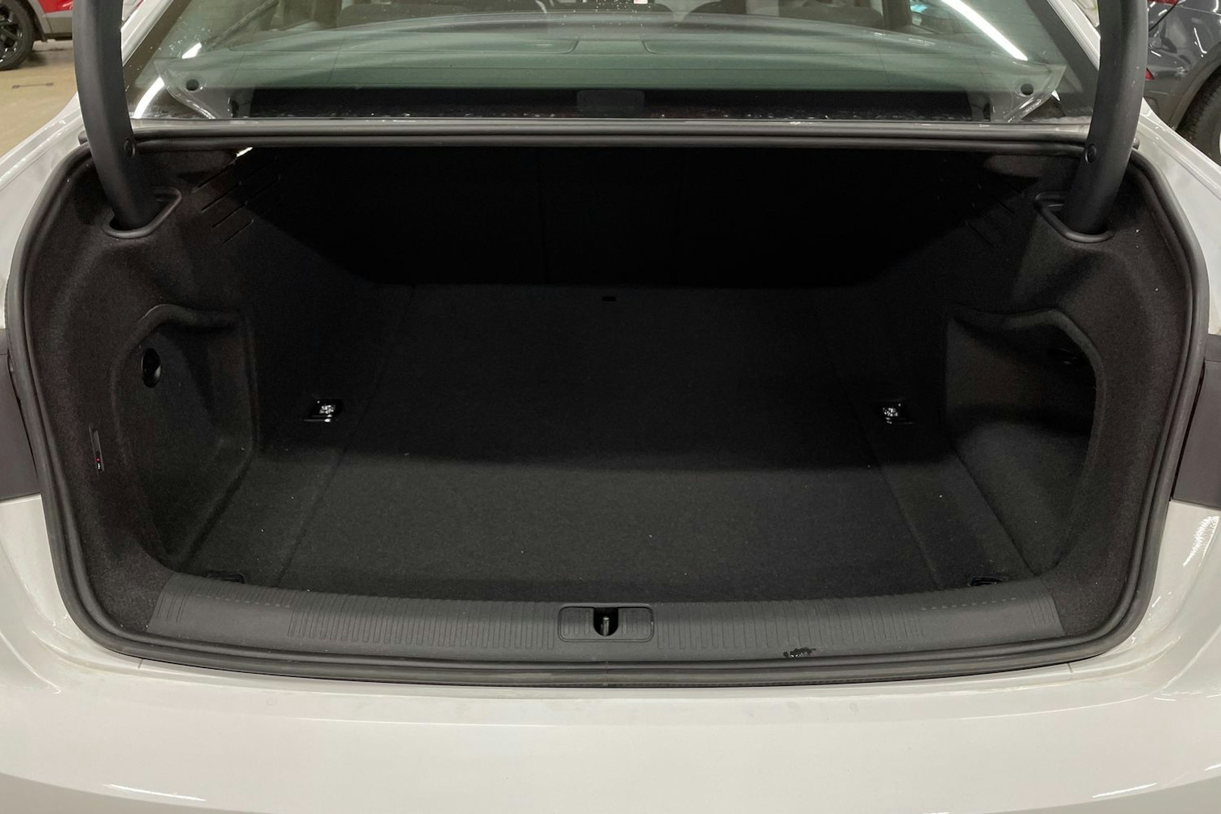 Valkoinen Audi A4 2023 kuva 16.