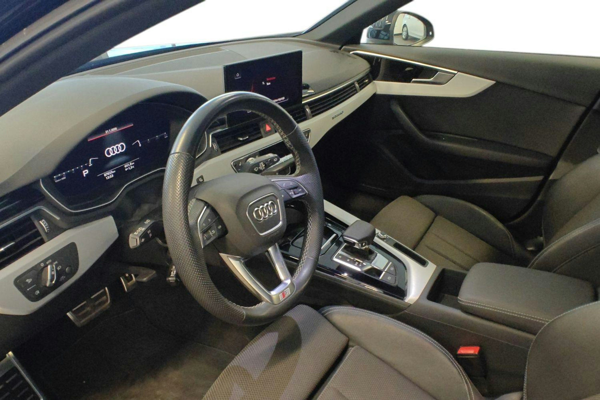 musta Audi A4 2023 kuva 7.