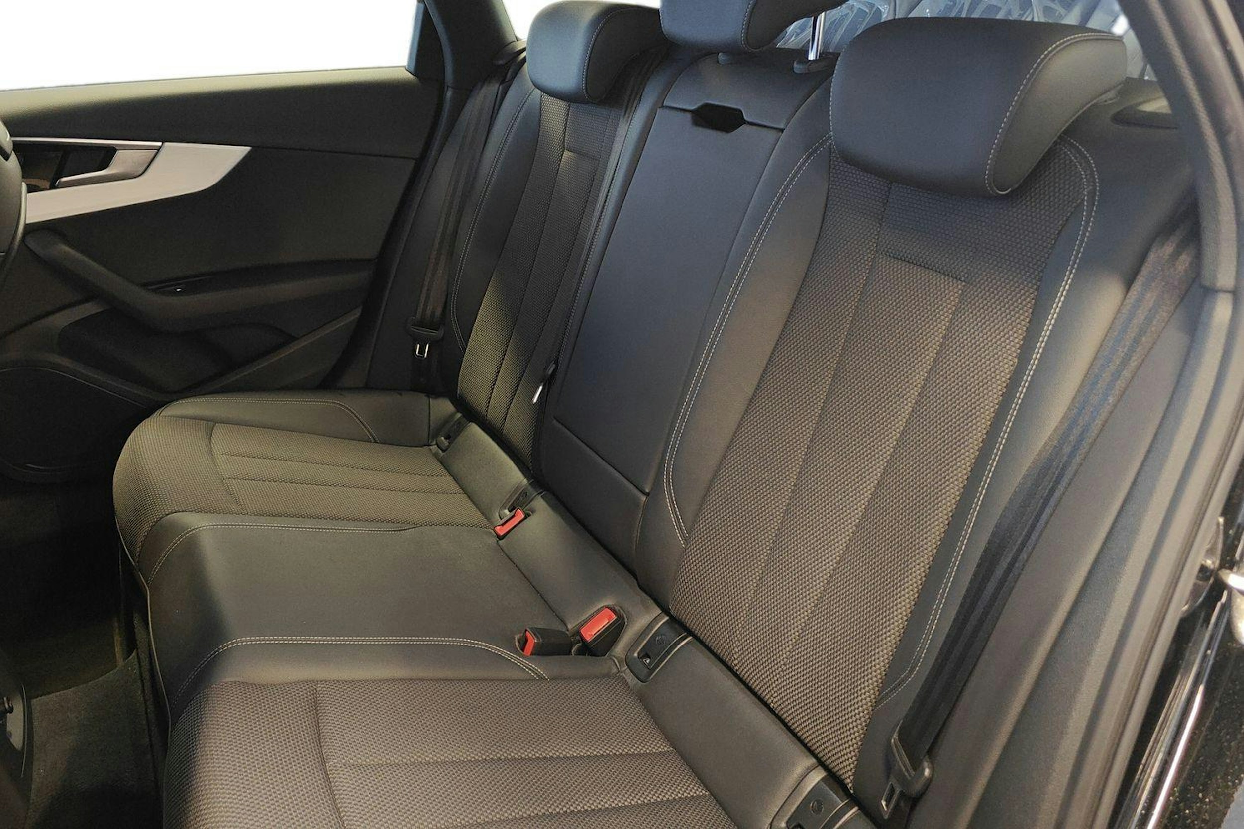 musta Audi A4 2023 kuva 10.
