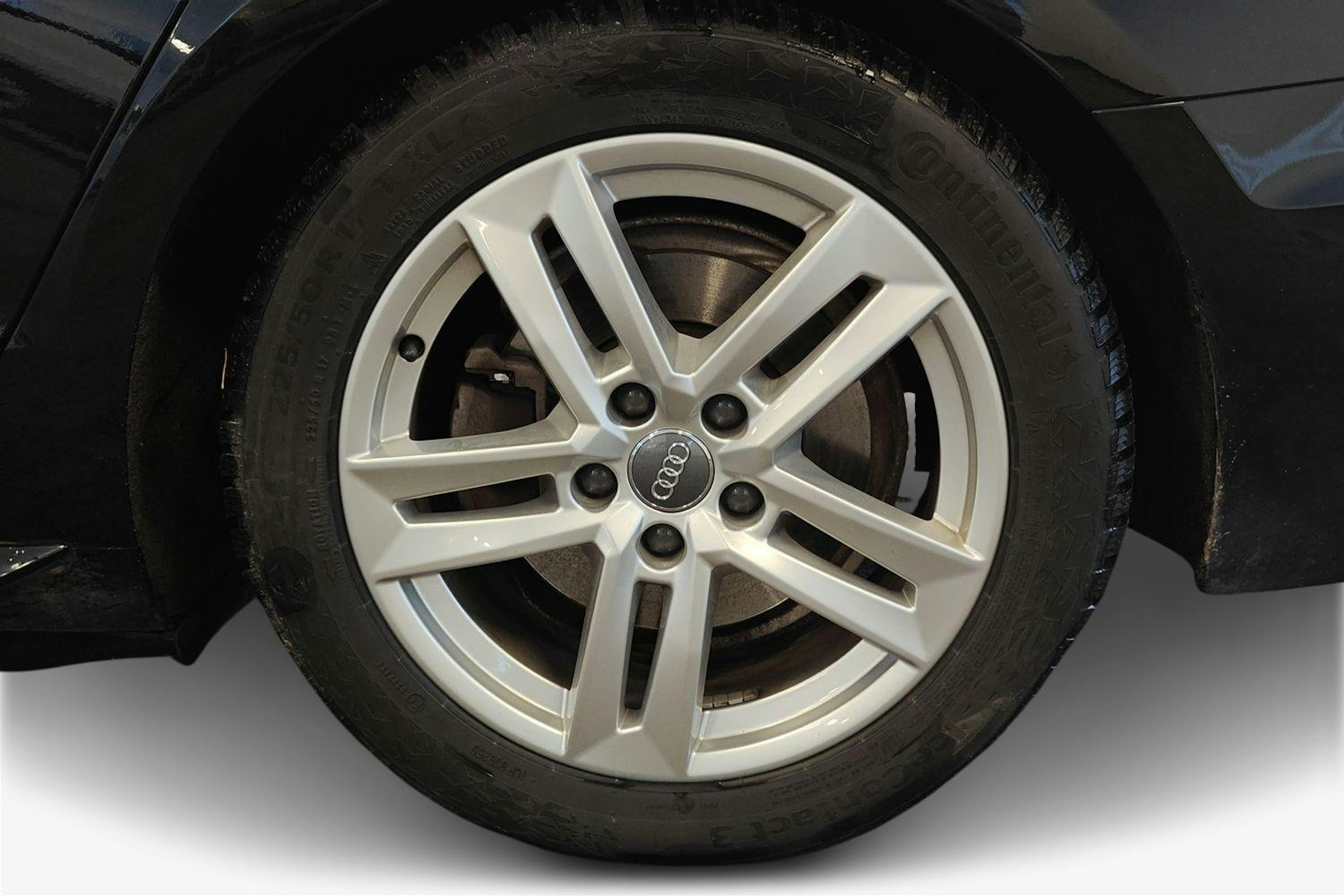 musta Audi A4 2023 kuva 11.