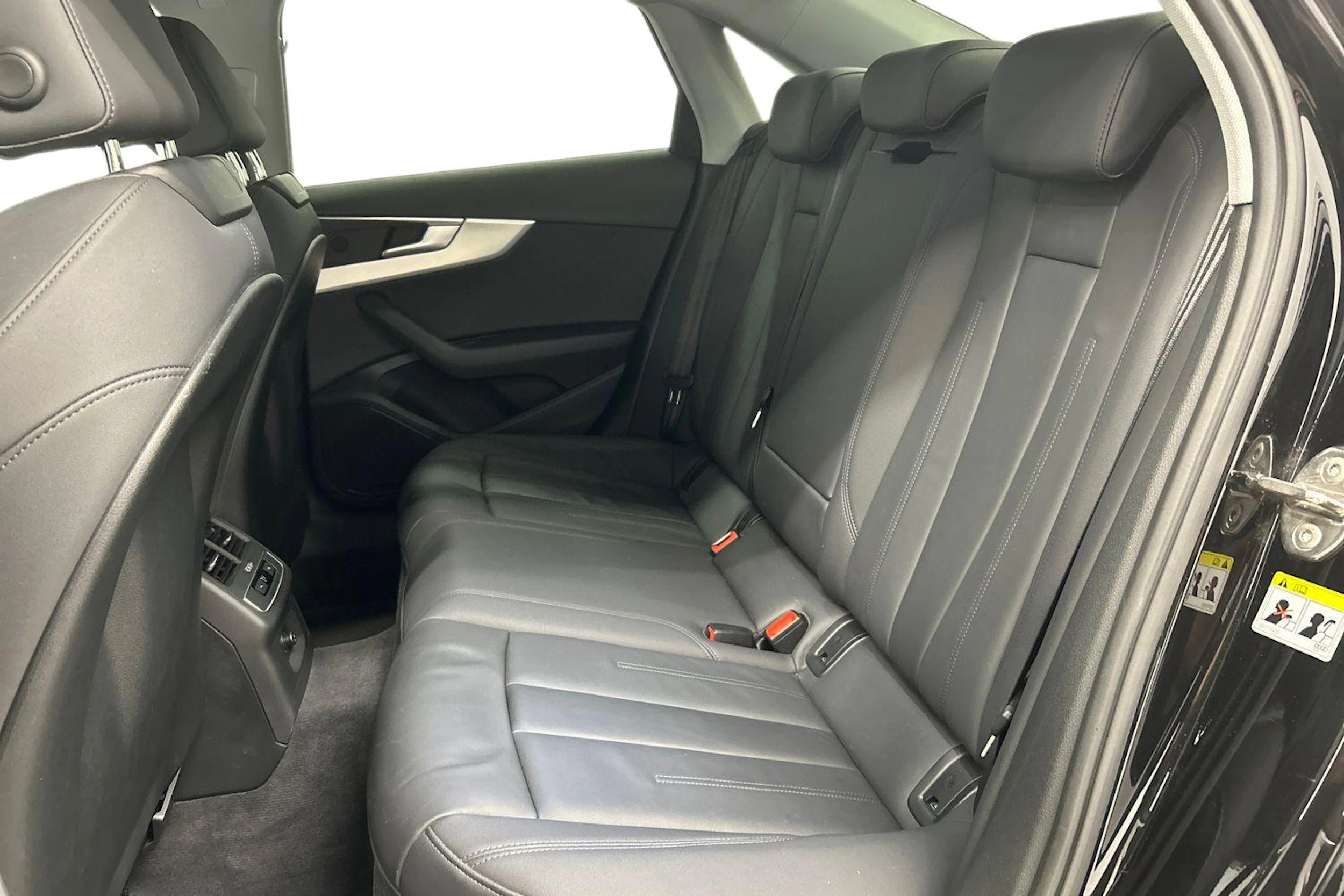 musta Audi A4 2023 kuva 8.