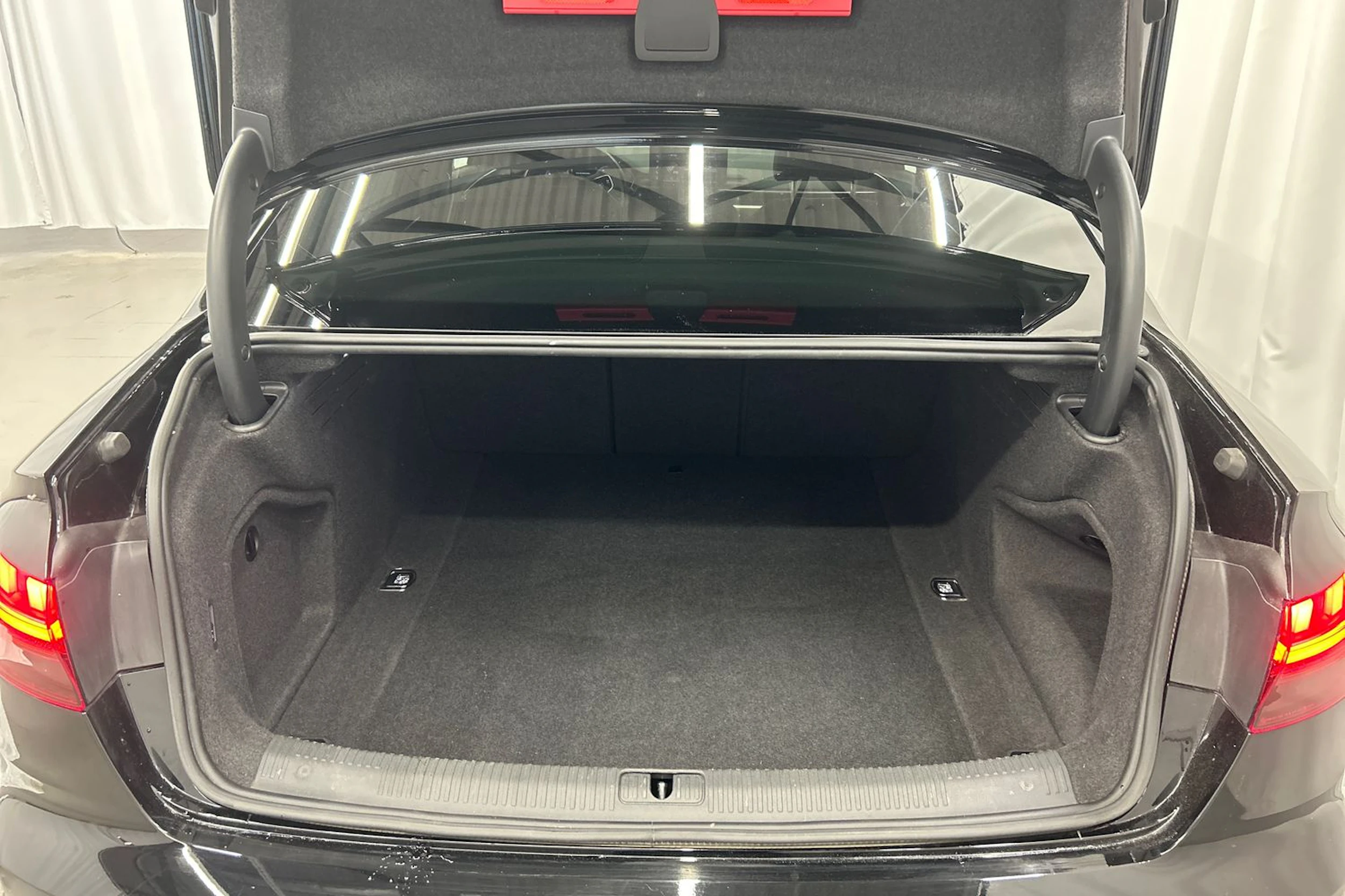 musta Audi A4 2023 kuva 12.