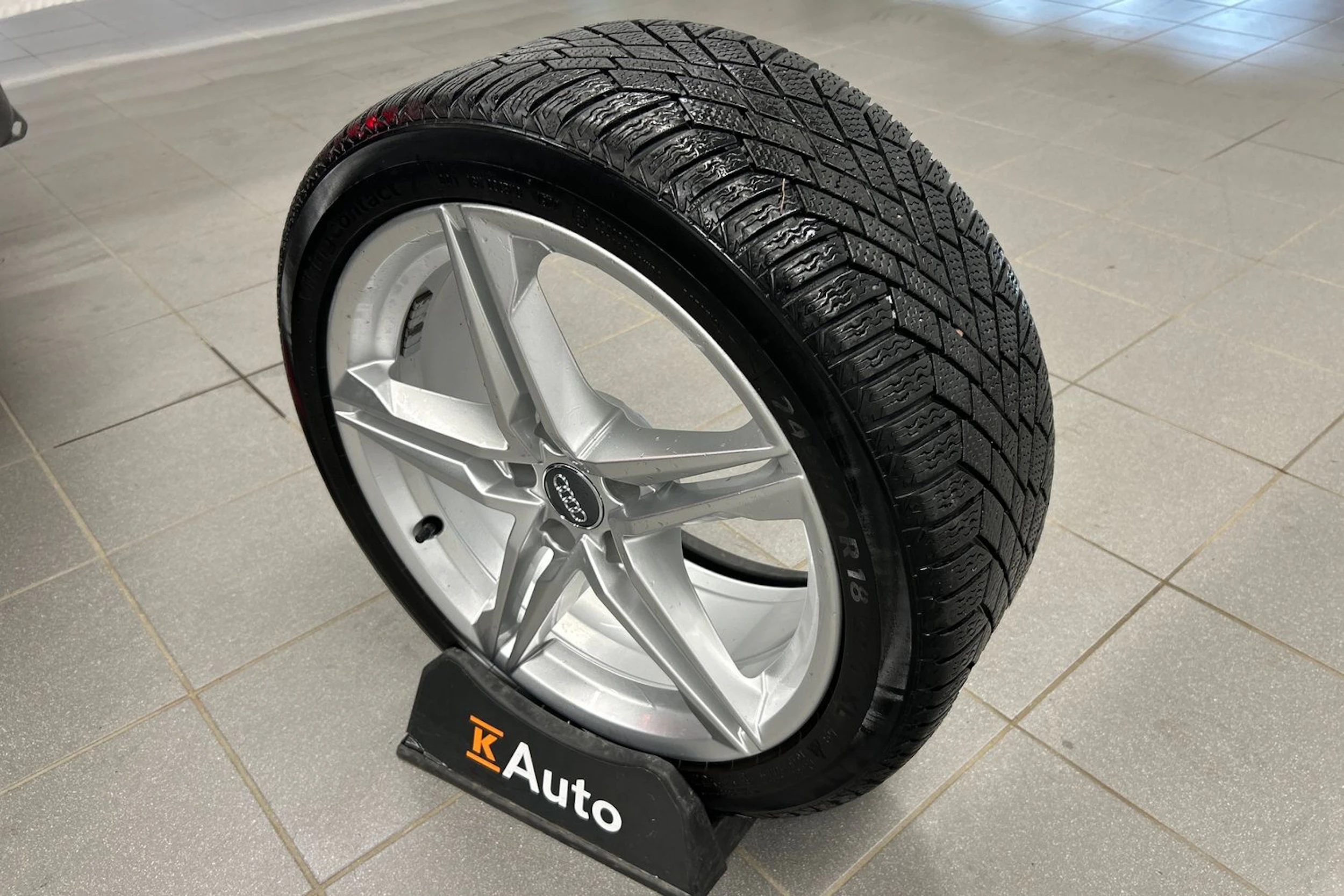 musta Audi A4 2023 kuva 14.