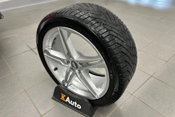 musta Audi A4 2023 kuva 14.