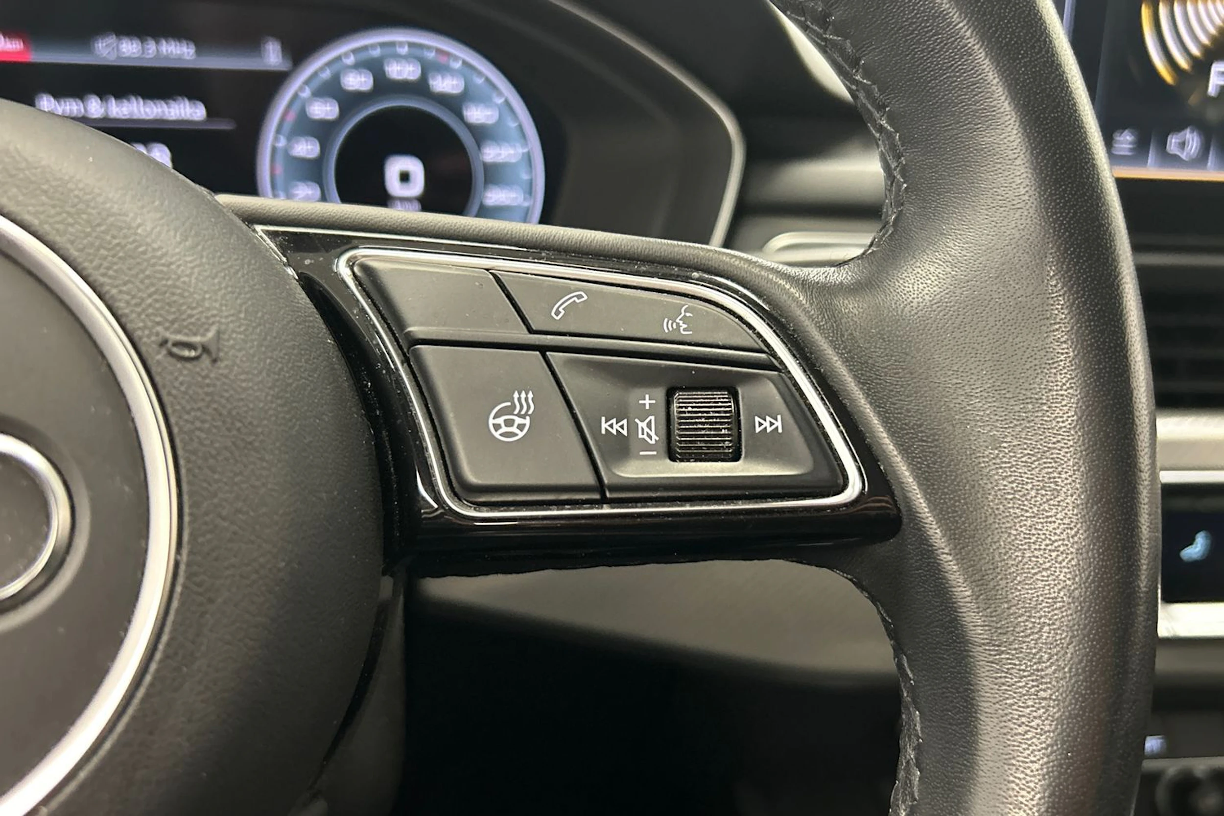 musta Audi A4 2023 kuva 17.