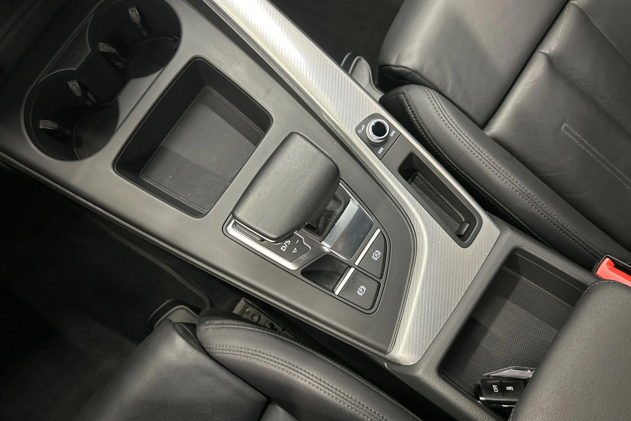 musta Audi A4 2023 kuva 23.