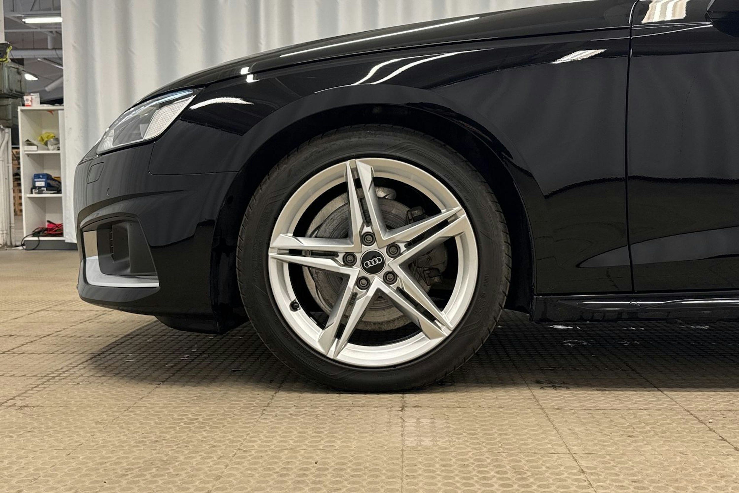 musta Audi A4 2023 kuva 13.