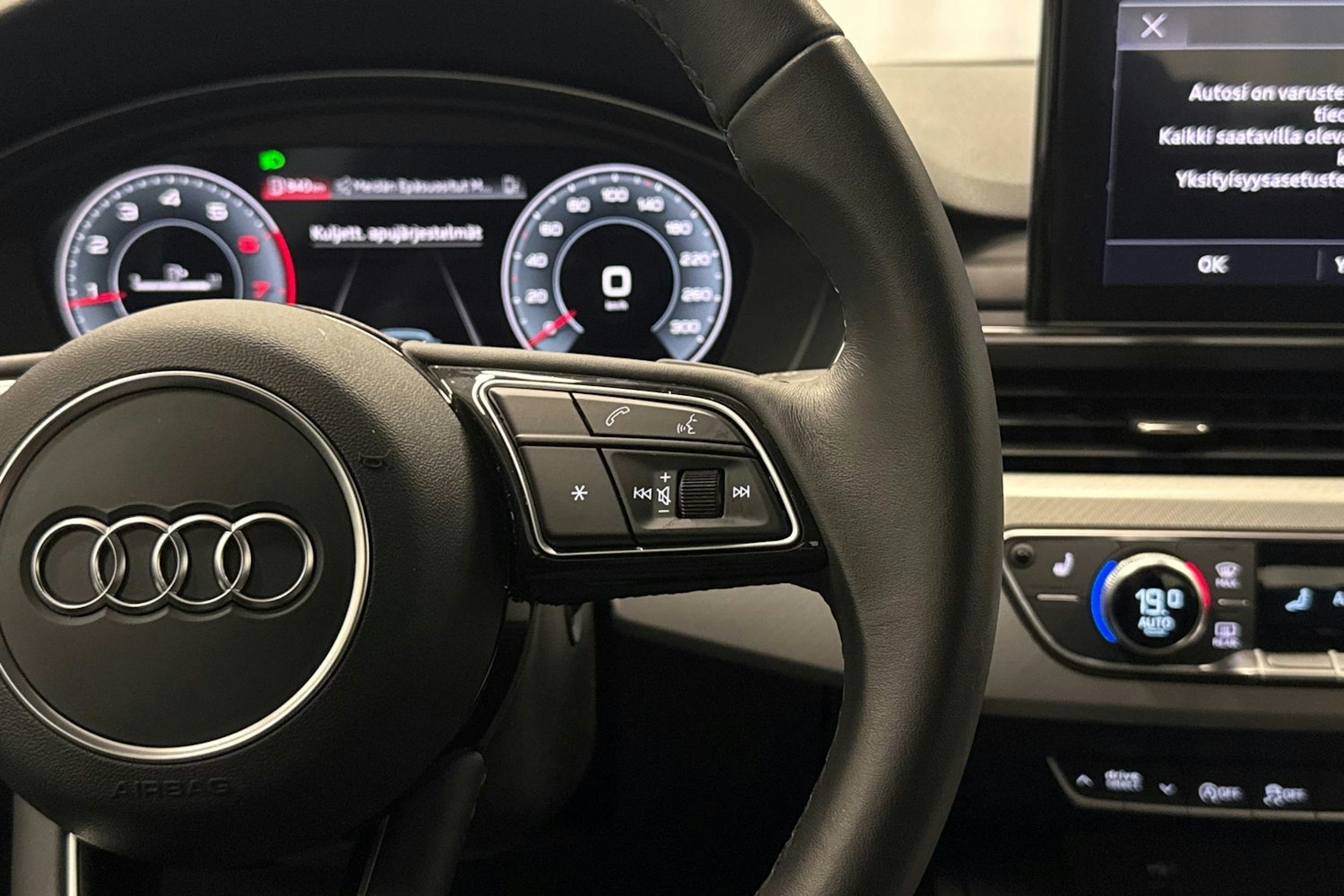 musta Audi A4 2023 kuva 16.