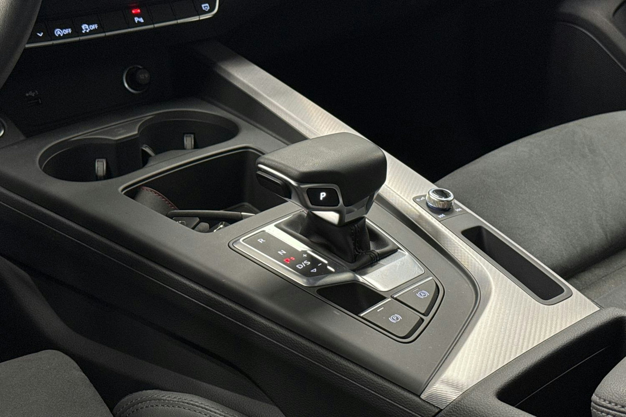 musta Audi A4 2023 kuva 23.