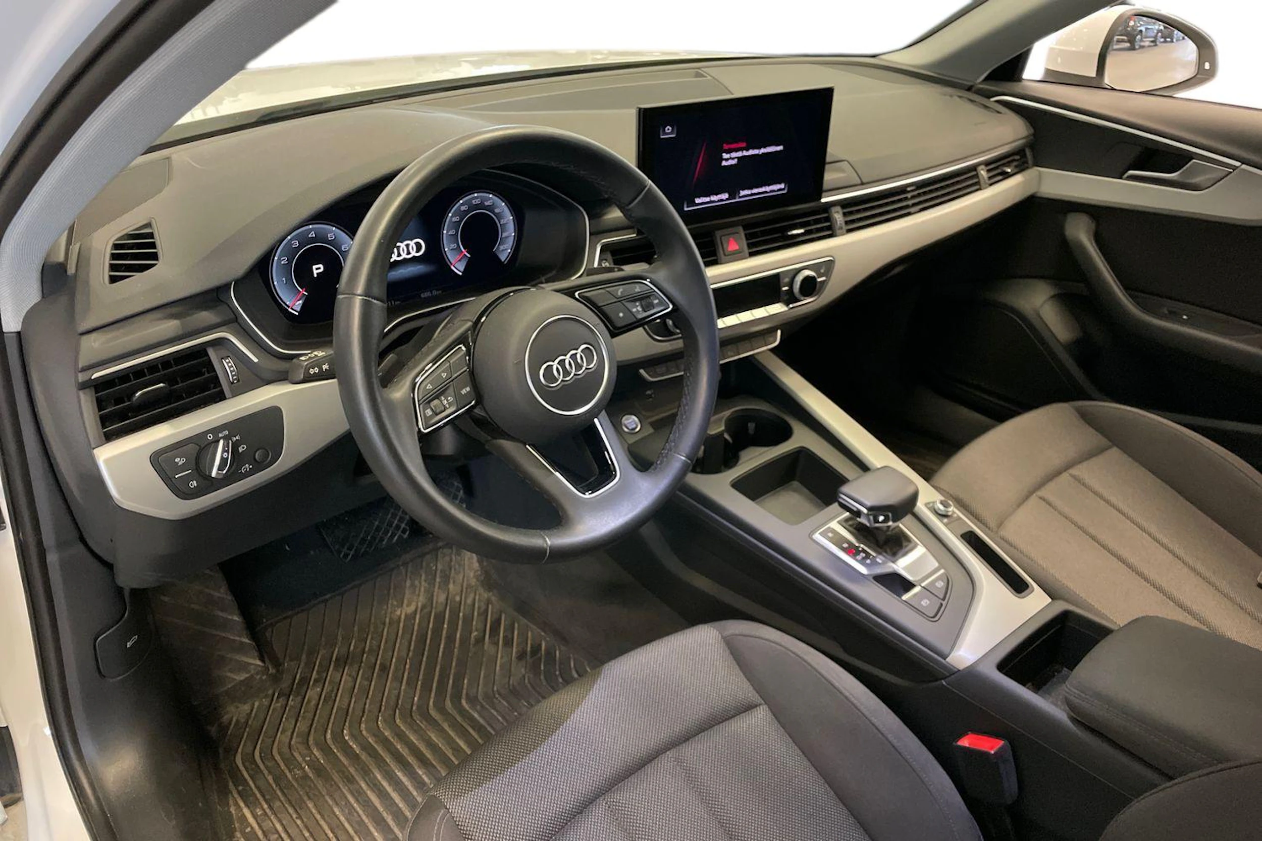 Valkoinen Audi A4 2023 kuva 3.
