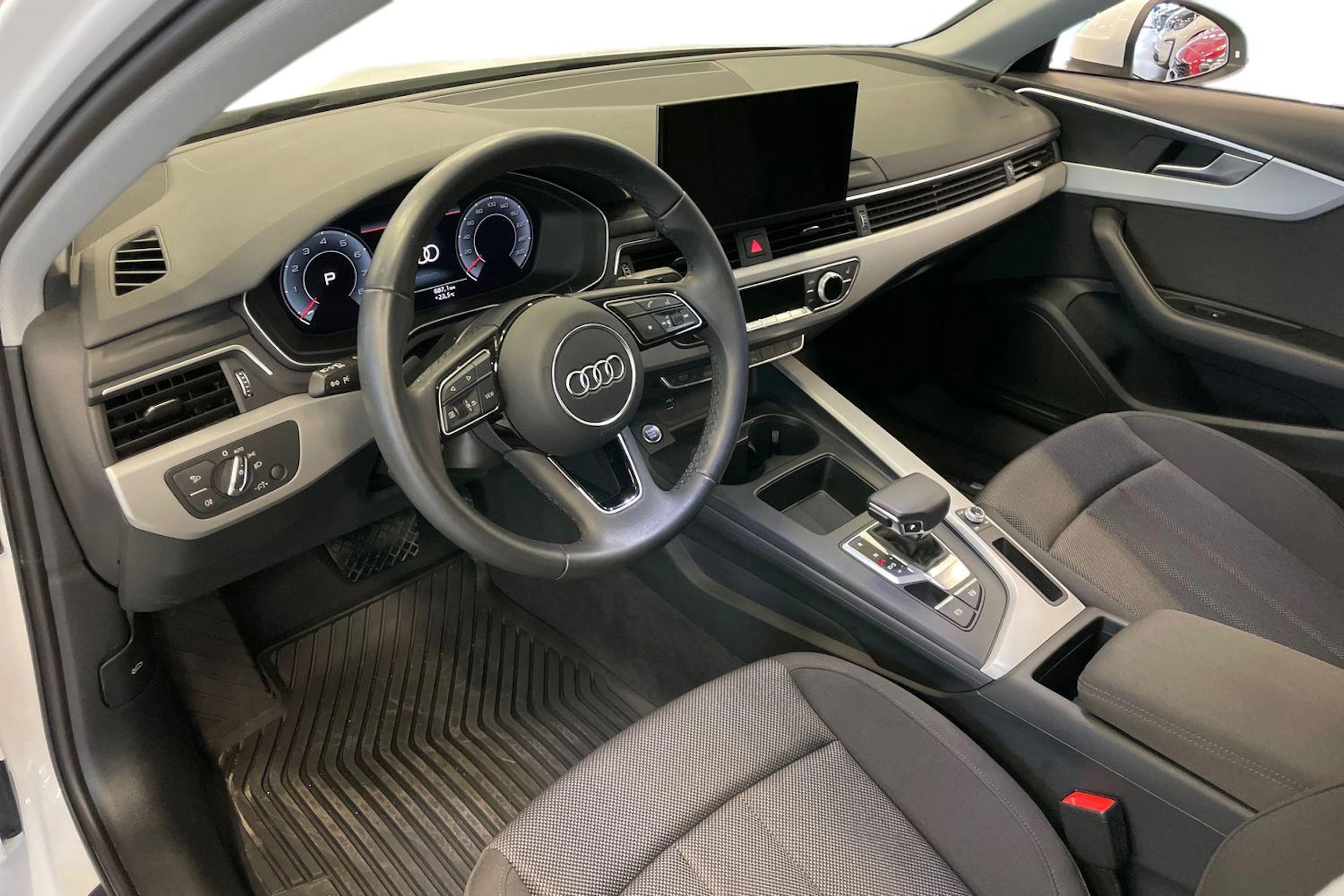 Valkoinen Audi A4 2023 kuva 6.
