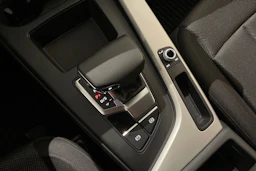 Valkoinen Audi A4 2023 kuva 14.