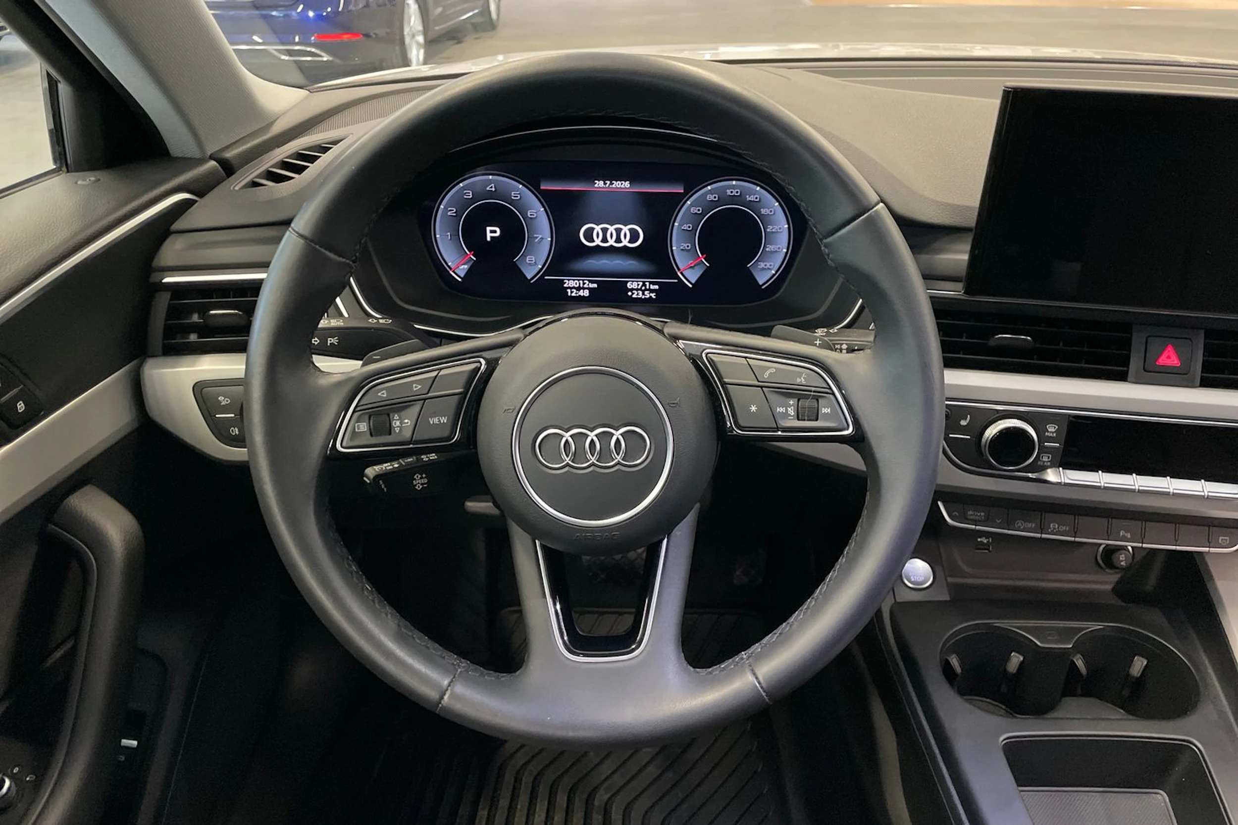 Valkoinen Audi A4 2023 kuva 21.