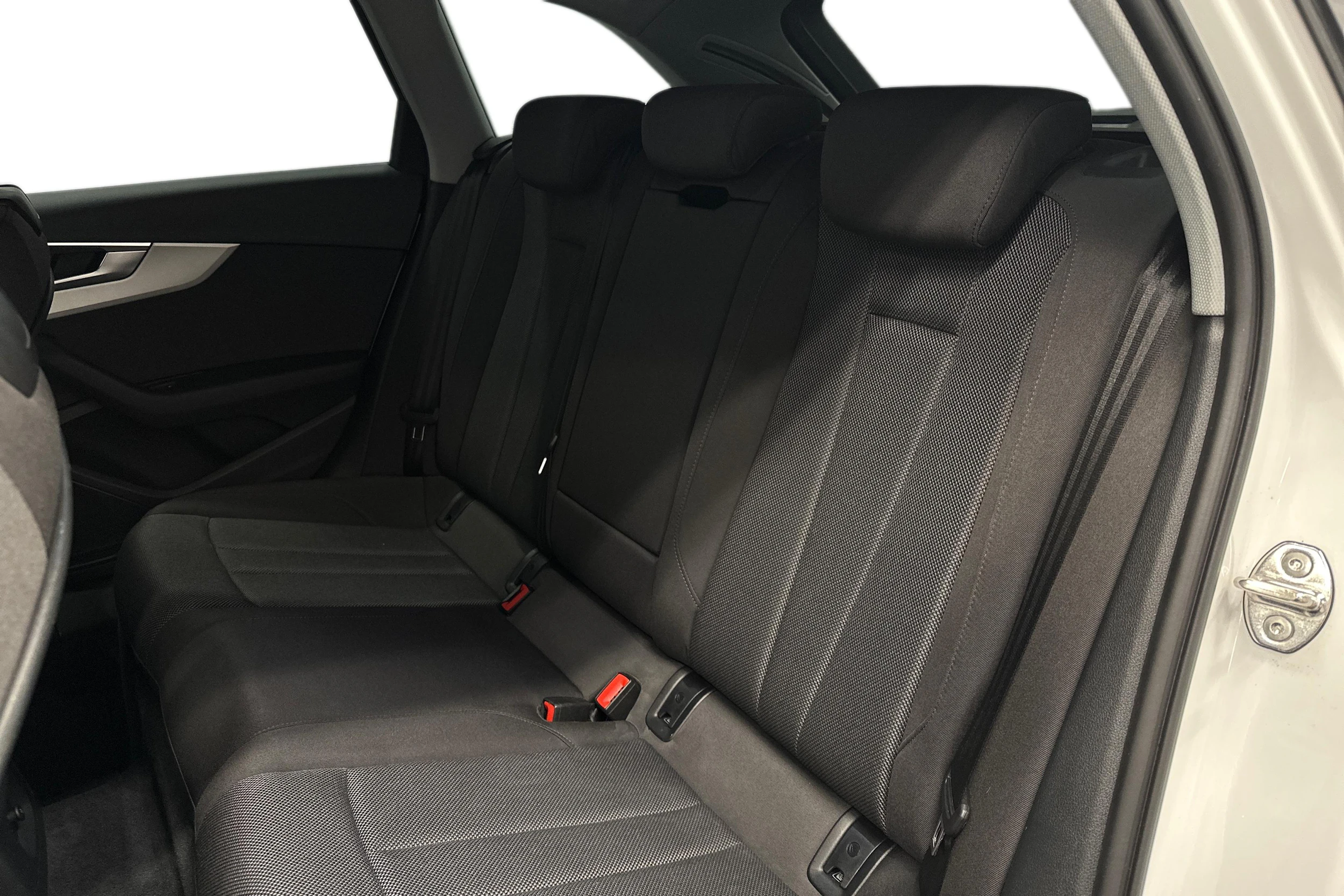 valkoinen Audi A4 2023 kuva 11.