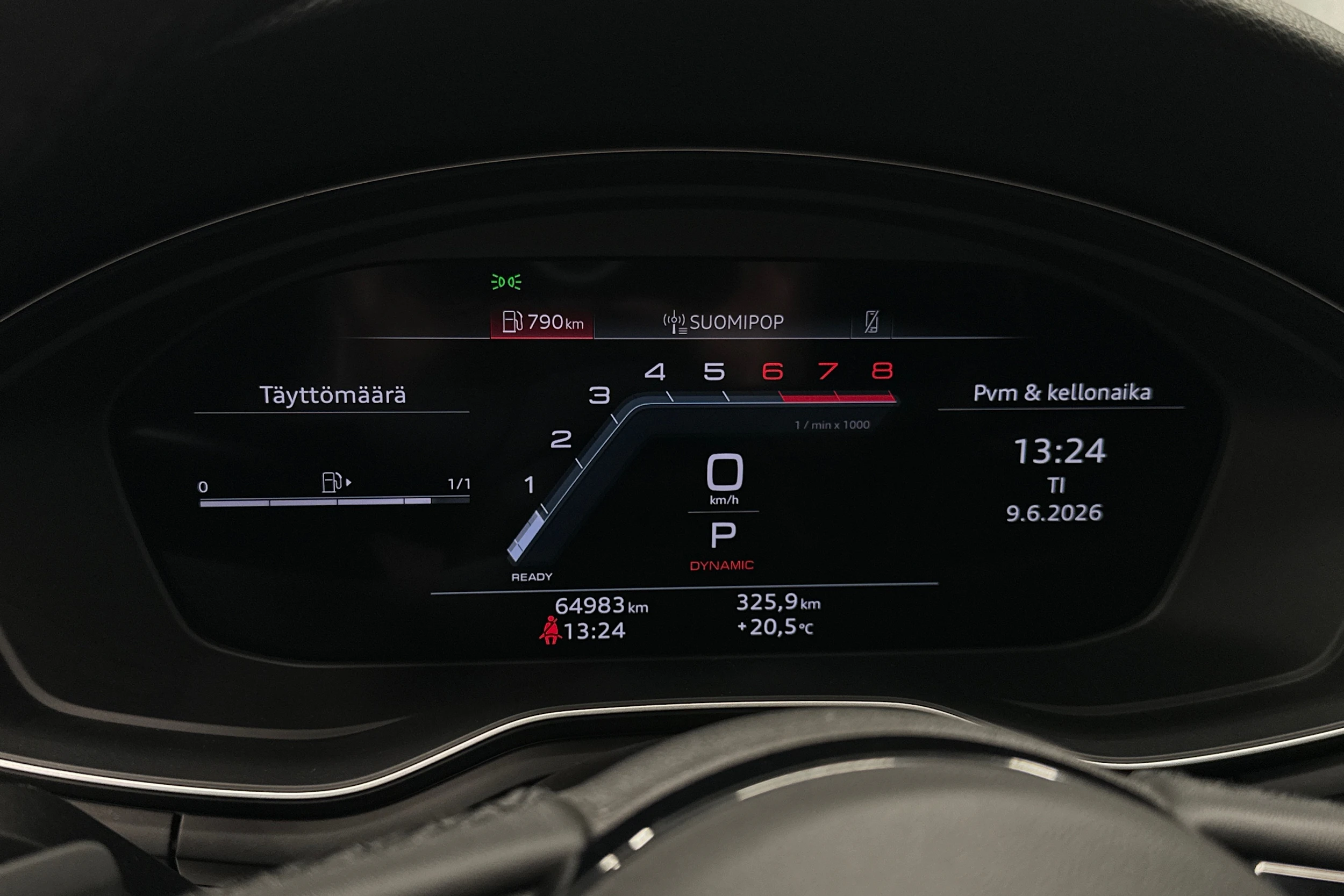 valkoinen Audi A4 2023 kuva 17.