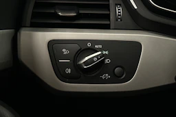 valkoinen Audi A4 2023 kuva 19.