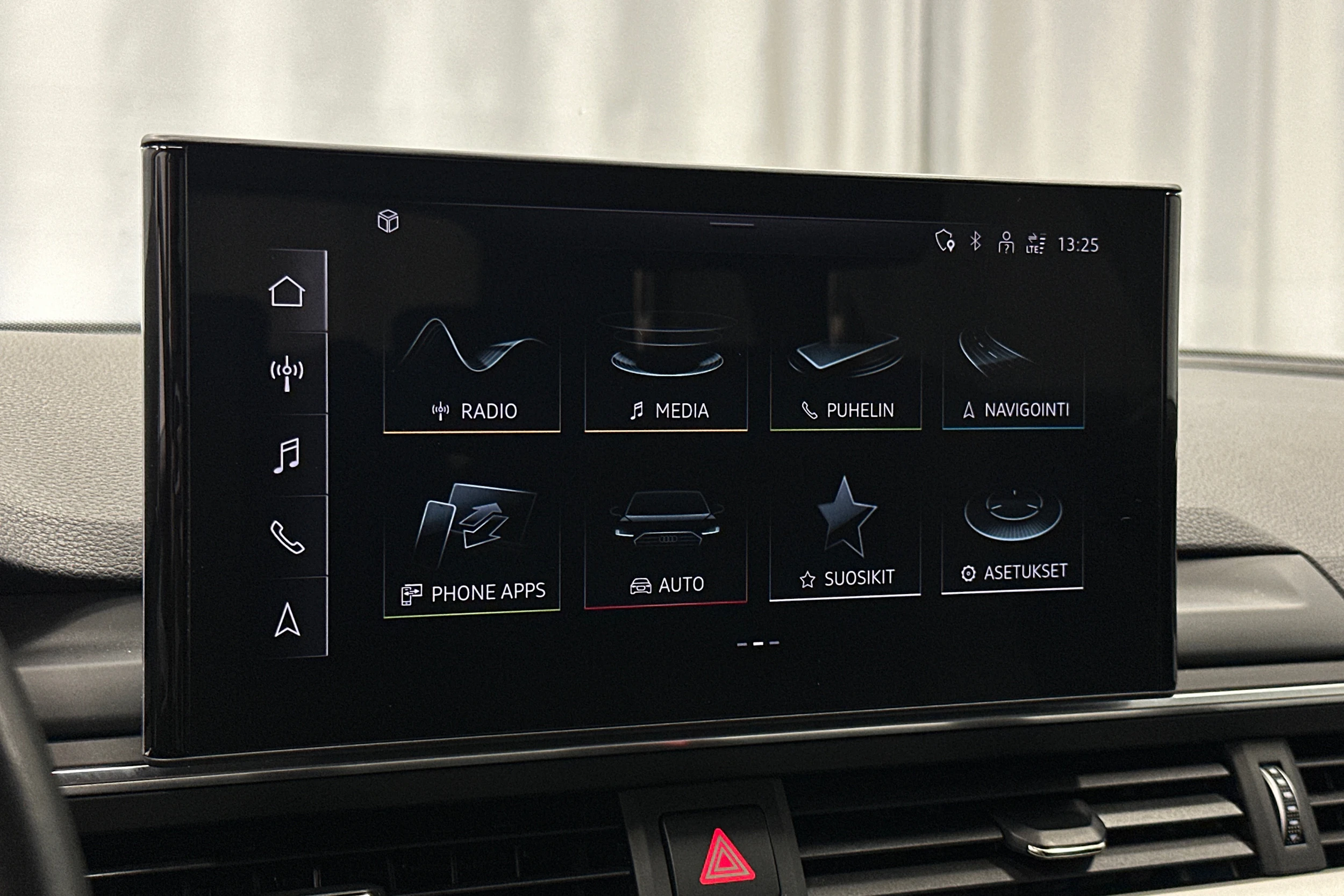 valkoinen Audi A4 2023 kuva 20.