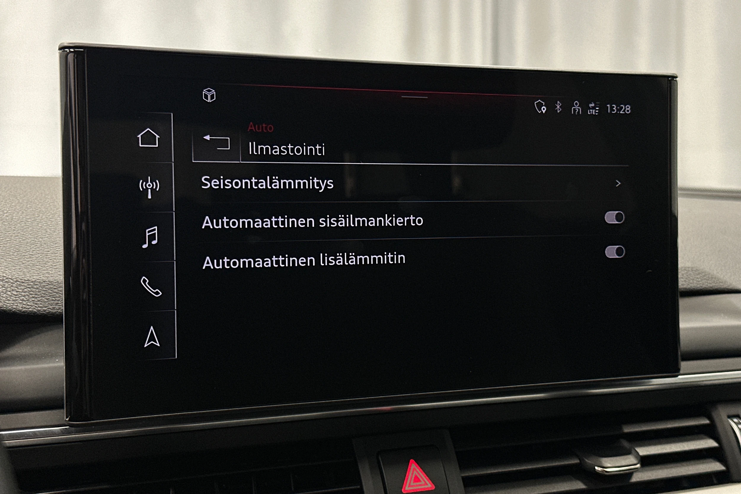 valkoinen Audi A4 2023 kuva 26.