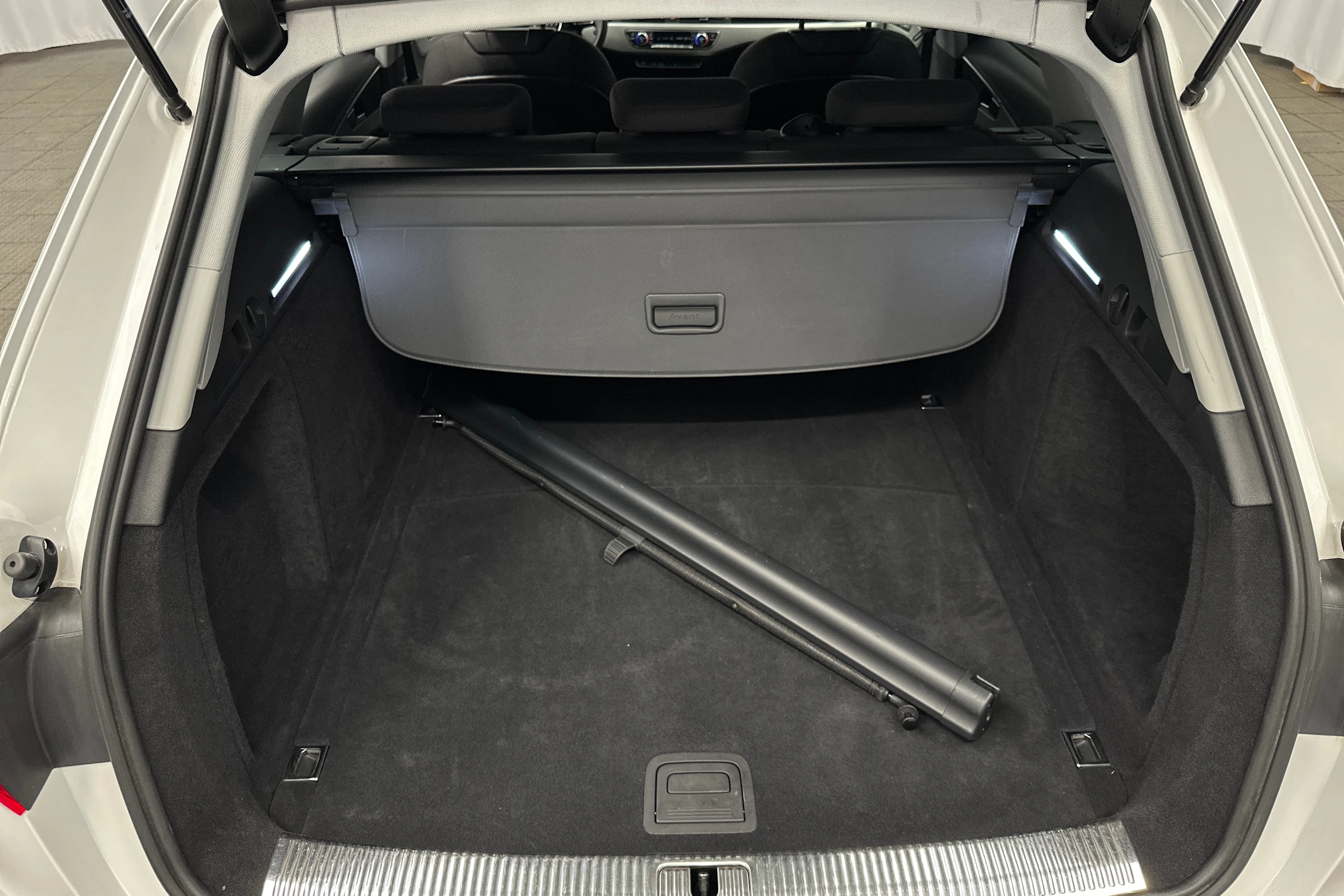 valkoinen Audi A4 2023 kuva 31.